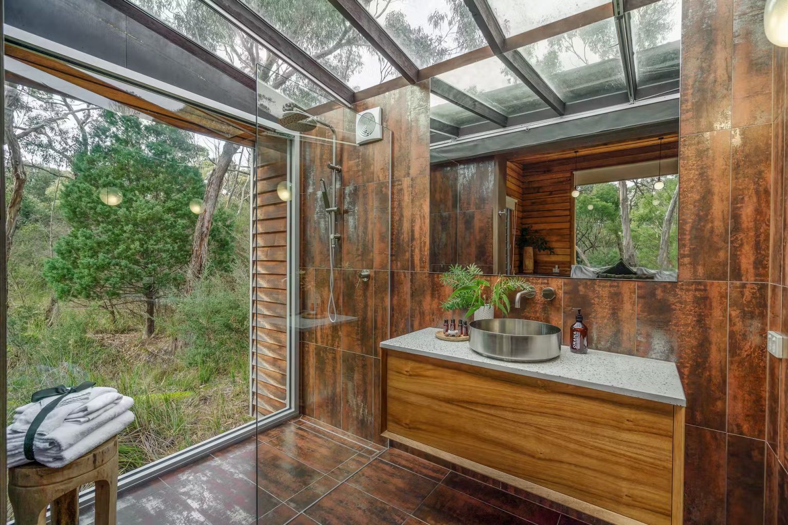salle de bain avec baie vitrée maison en bois