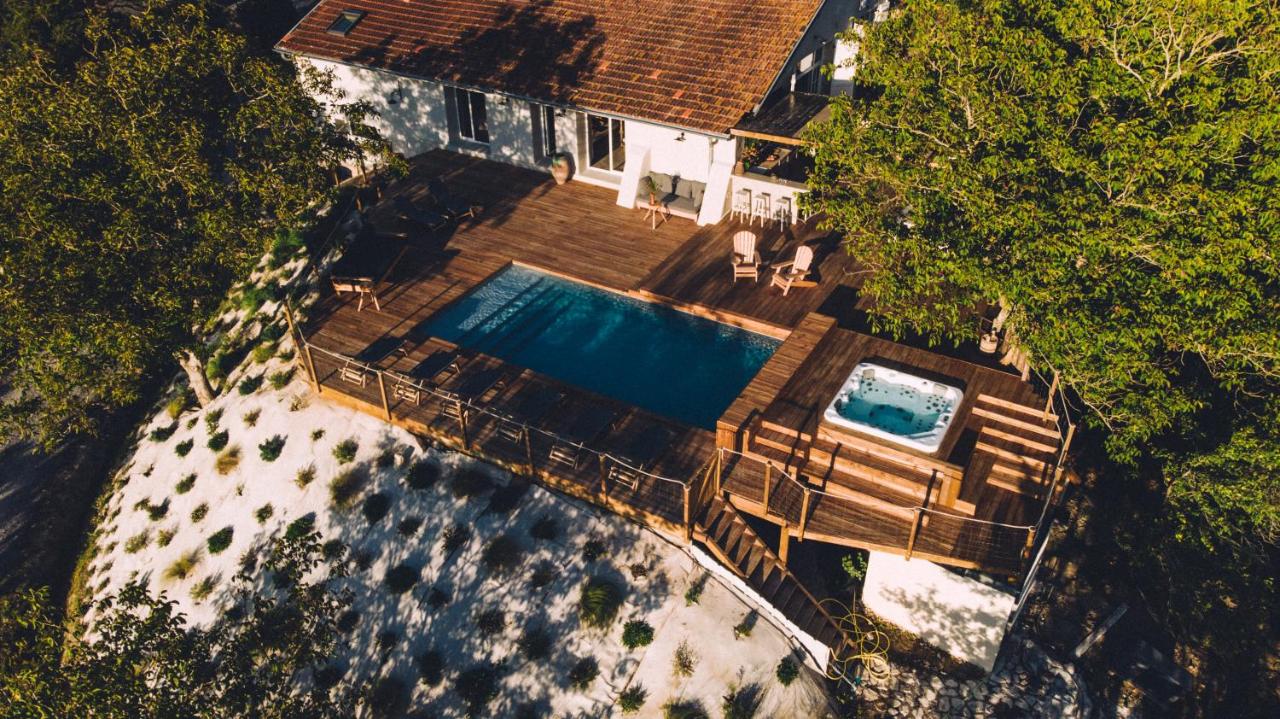 terrasse en bois avec piscine et spa