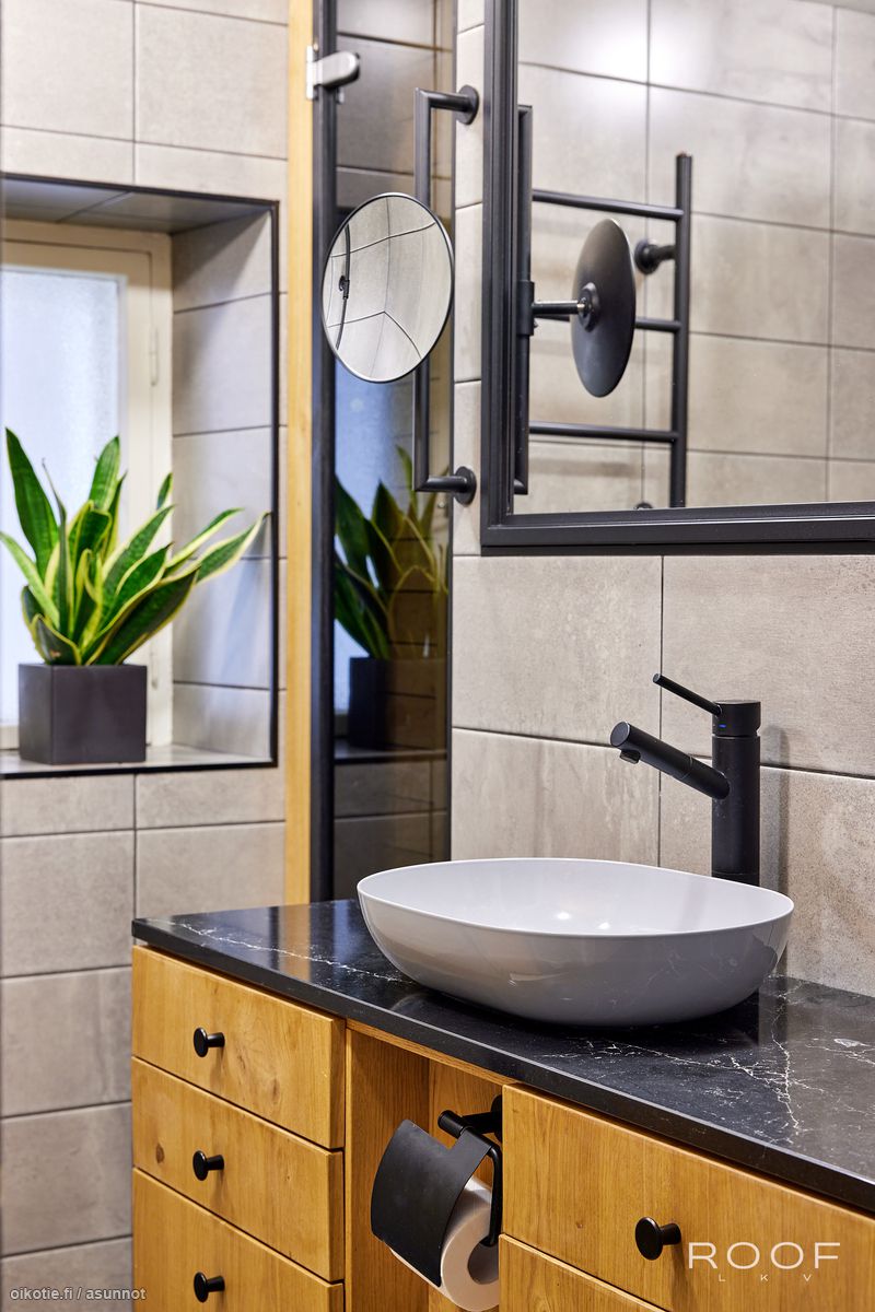 salle de bain design bois et marbre noir