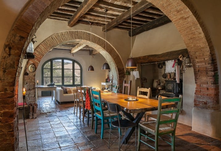 salon et salle à manger avec arche en briques et poutres