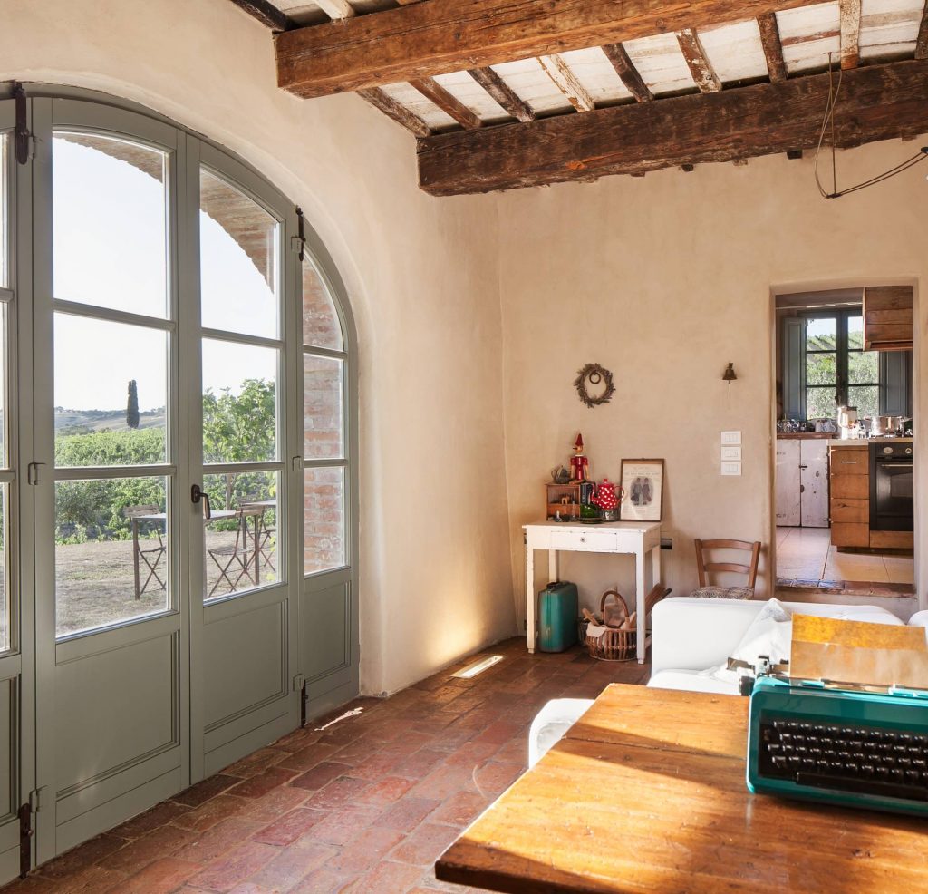 Décoration rustique chic et chaleureuse dans une ancienne ferme toscane