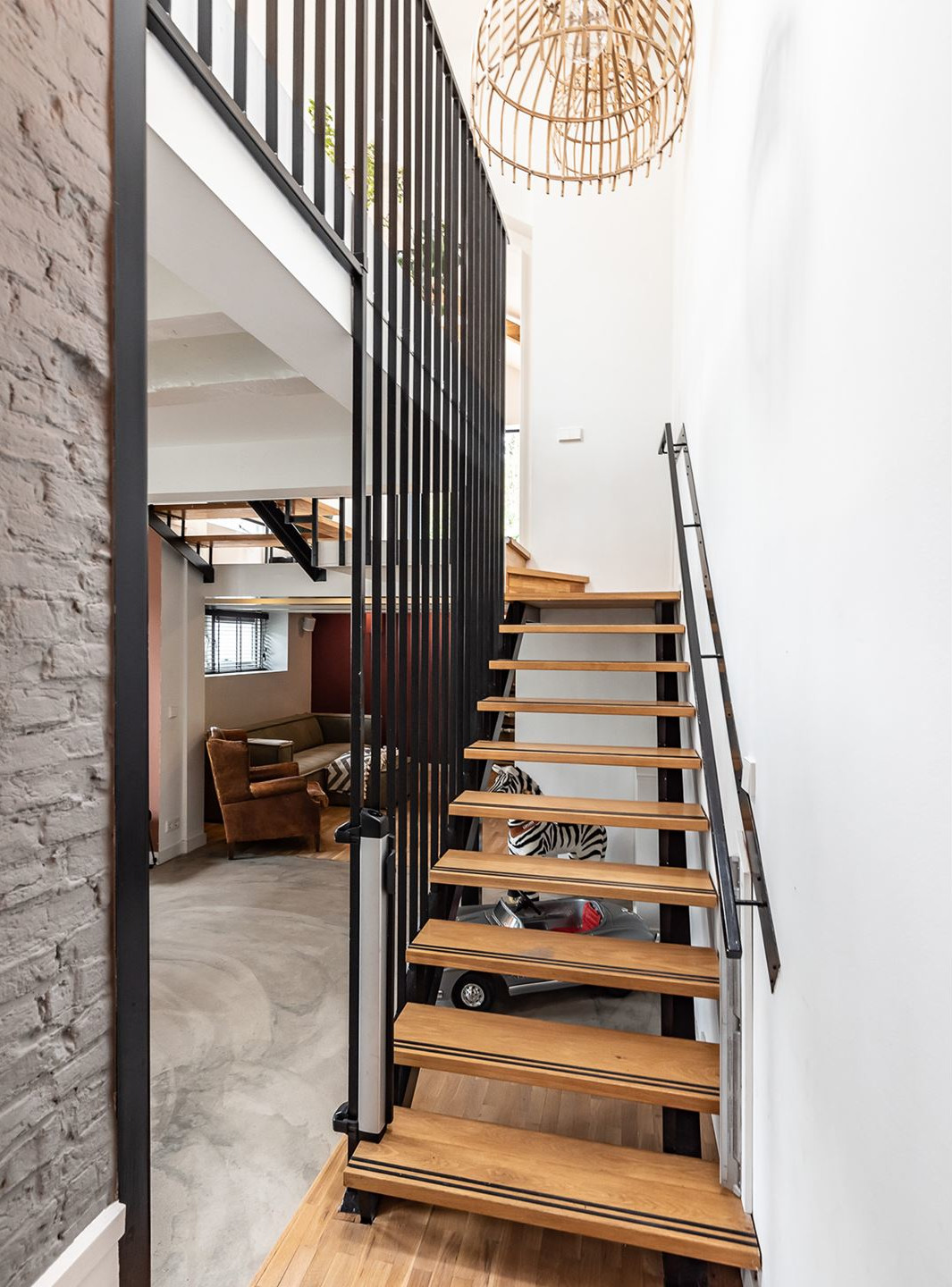entrée avec escalier bois et acier décoration contemporaine