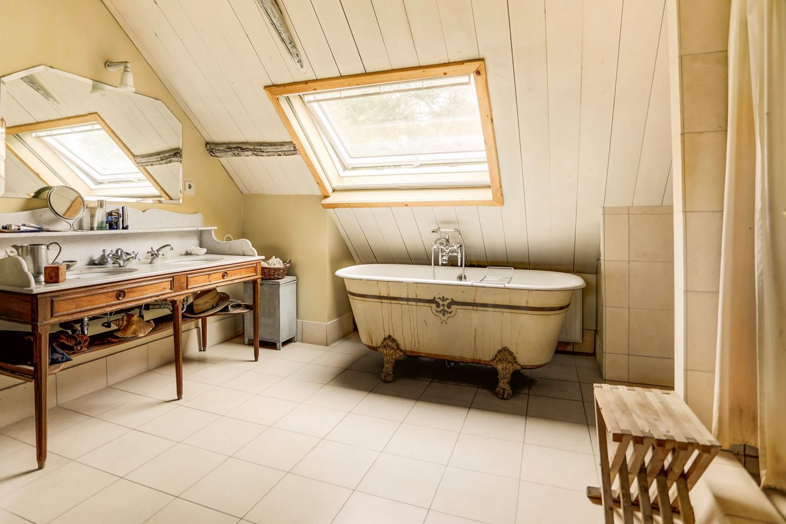 salle de bain mansardée vintage décoration rustique chic