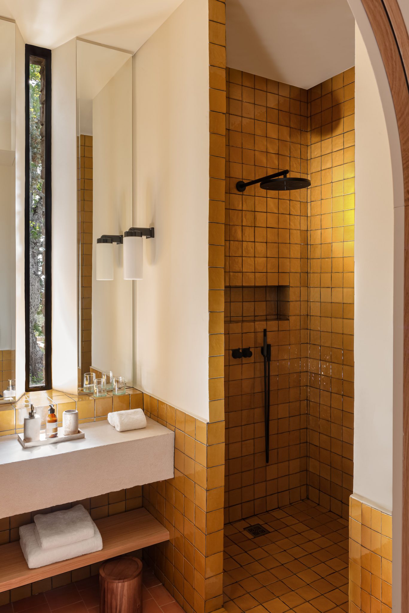 salle de bain carrelage jaune provençal