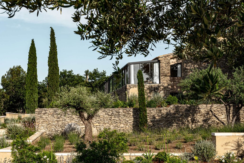 une-maison-gordes-dans-le-luberon-entre-tradition-et-modernit