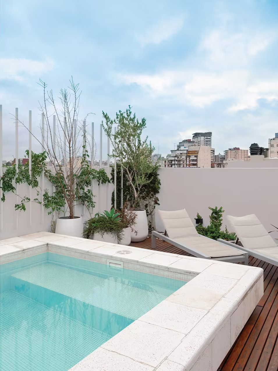 terrasse bois appartement avec piscine