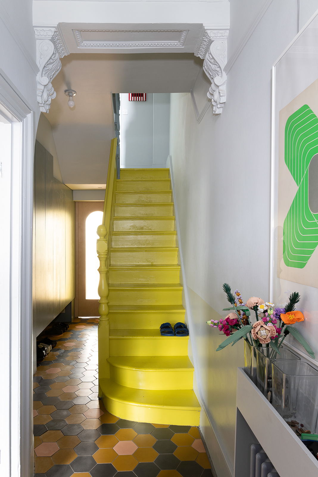 entrée escalier peint en jaune