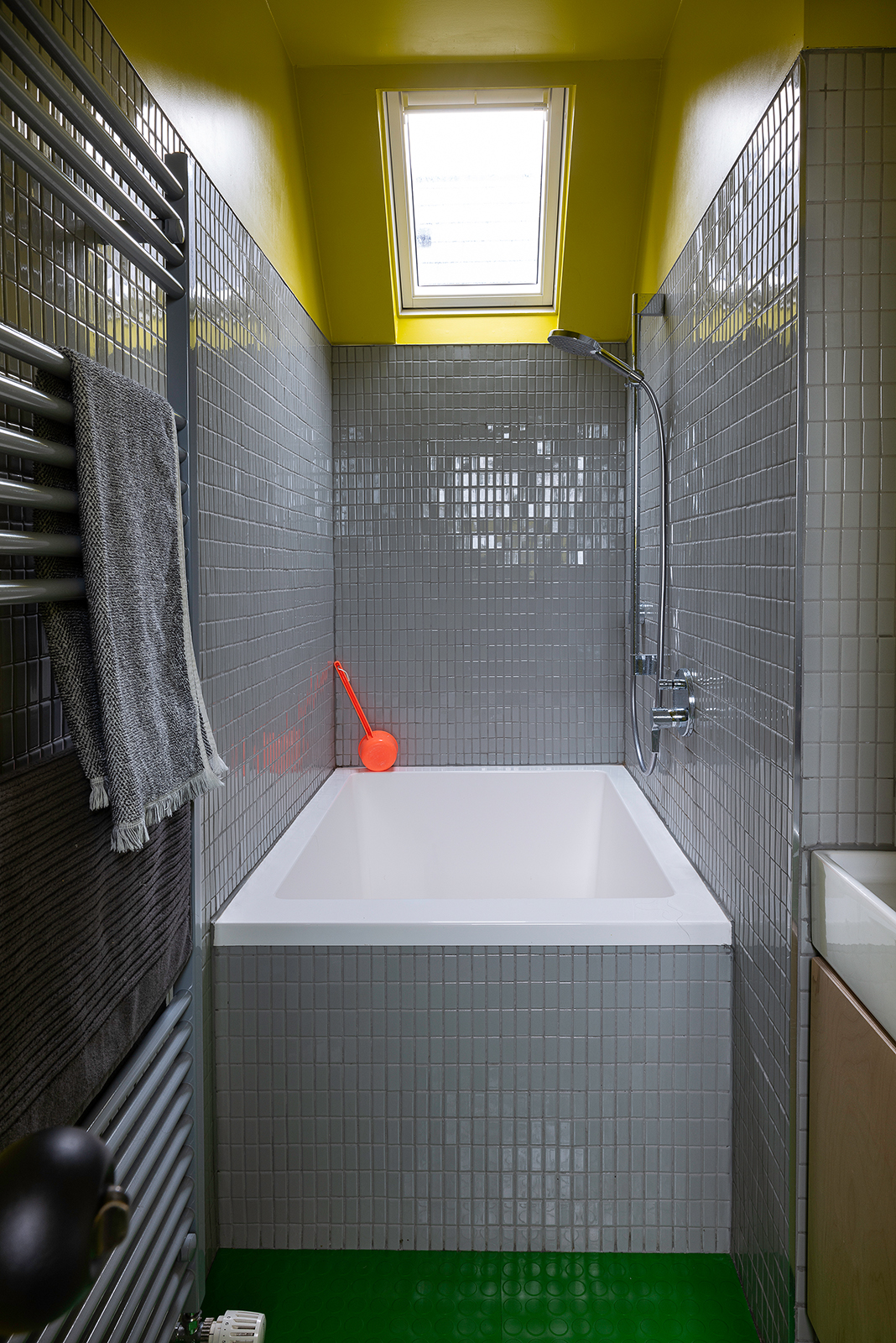 salle de bain grise et jaune