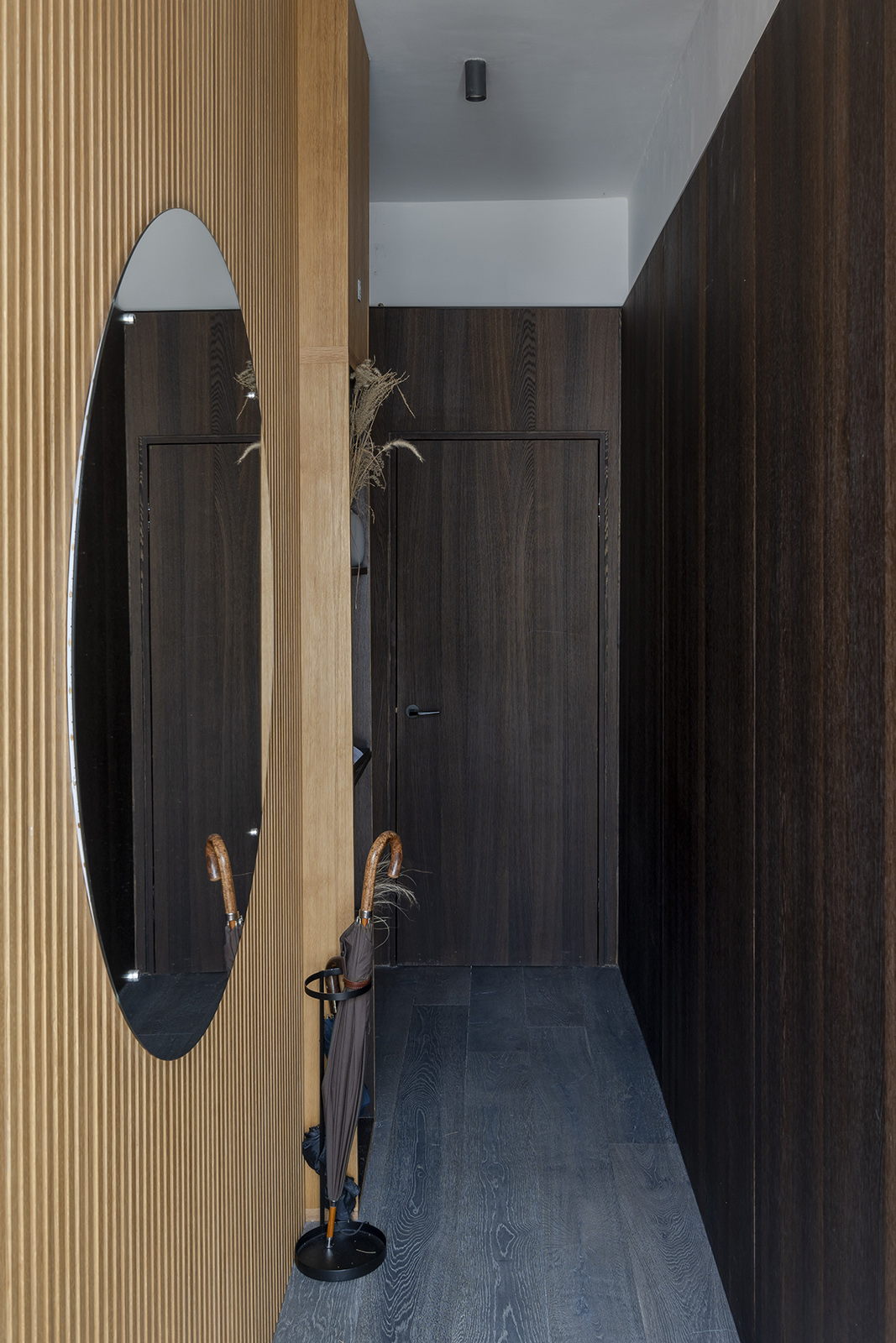 entrée mur tasseaux de bois décoration contemporaine