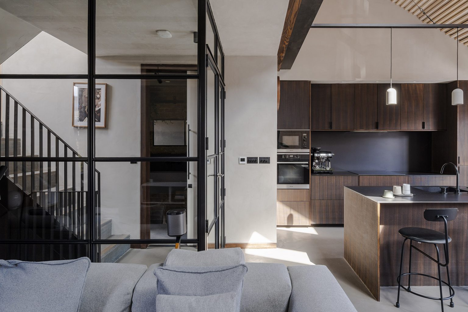 salon avec cuisine ouverte décoration contemporaine bois et noir