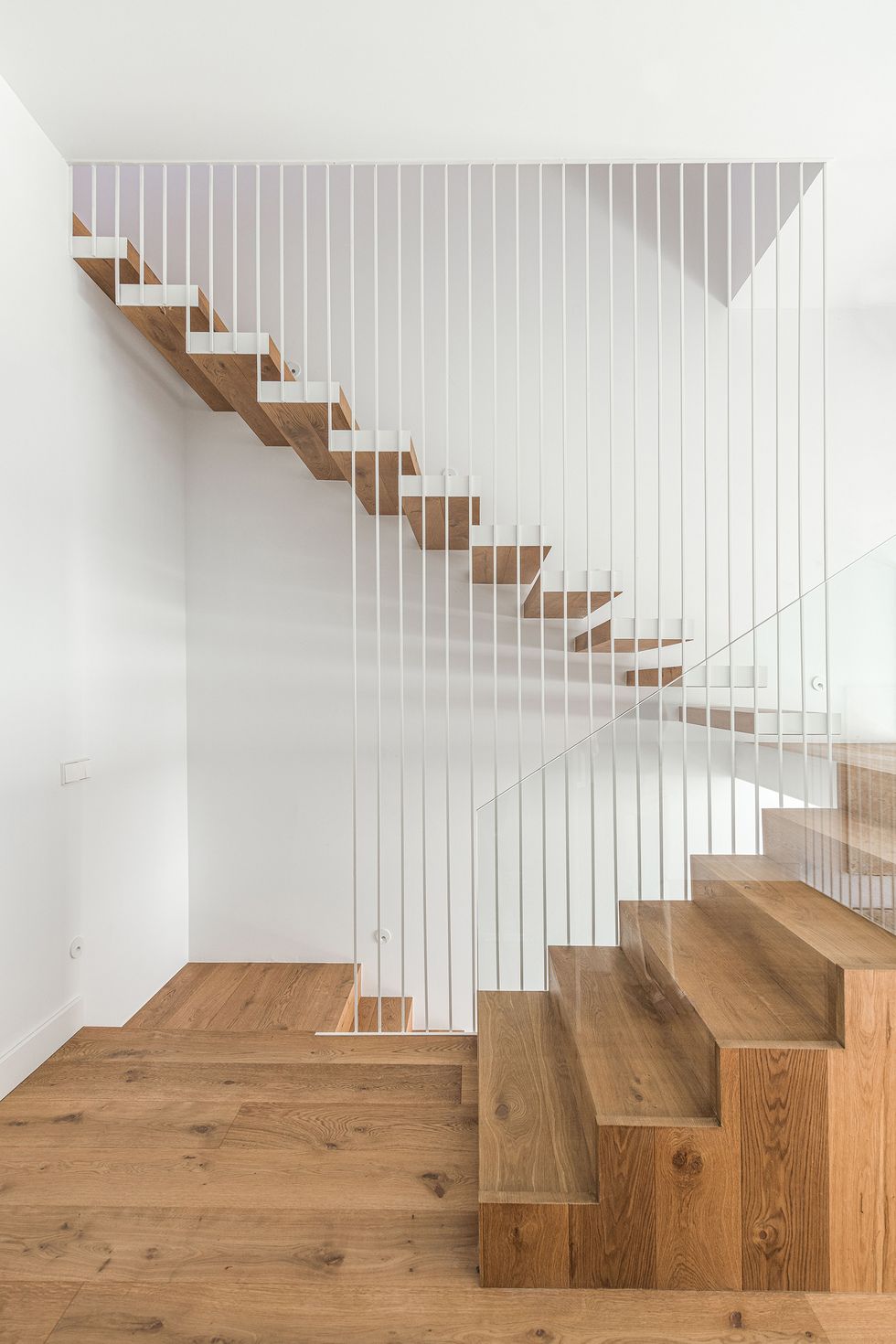 escalier design bois et blanc