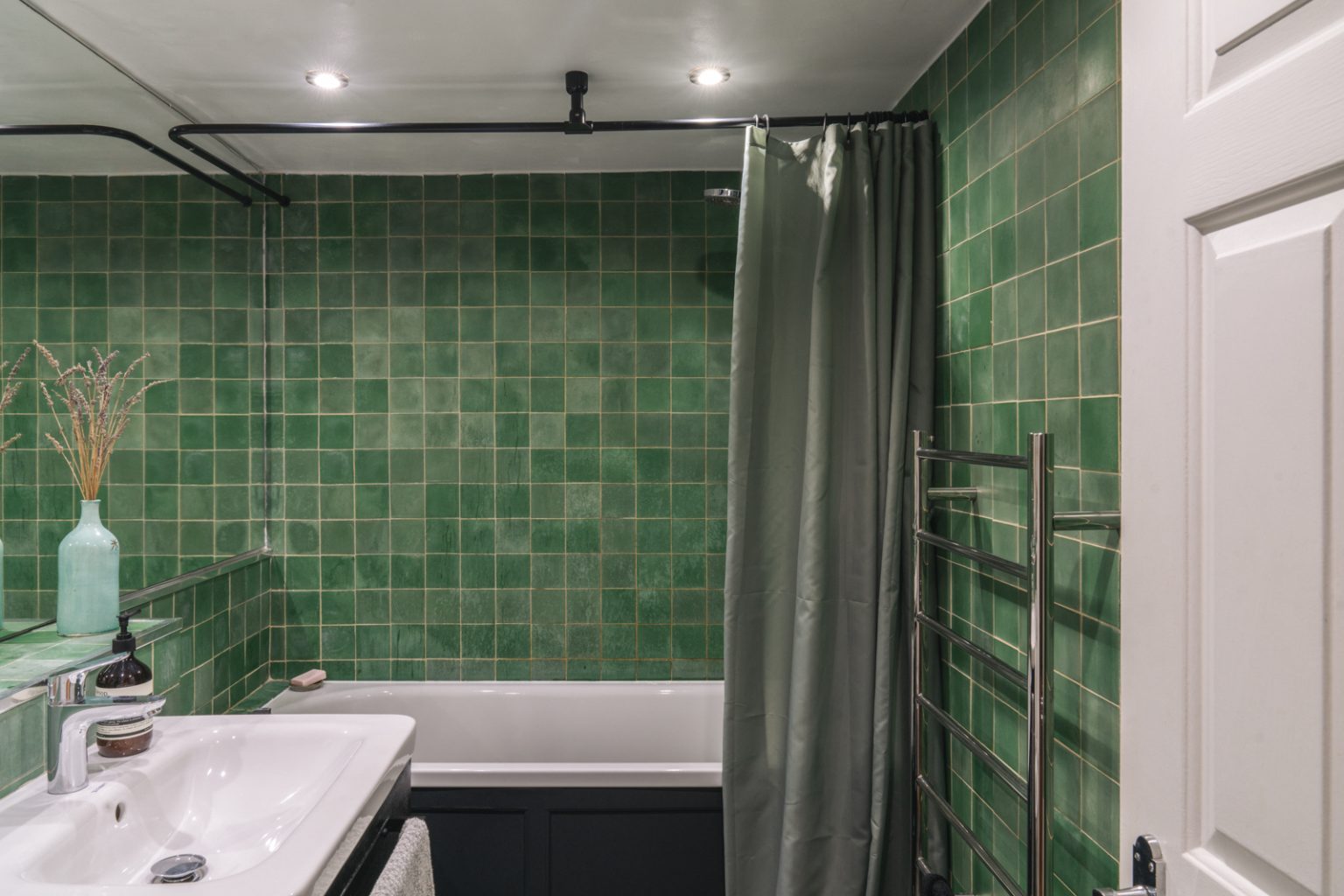 salle de bain carrelage vert