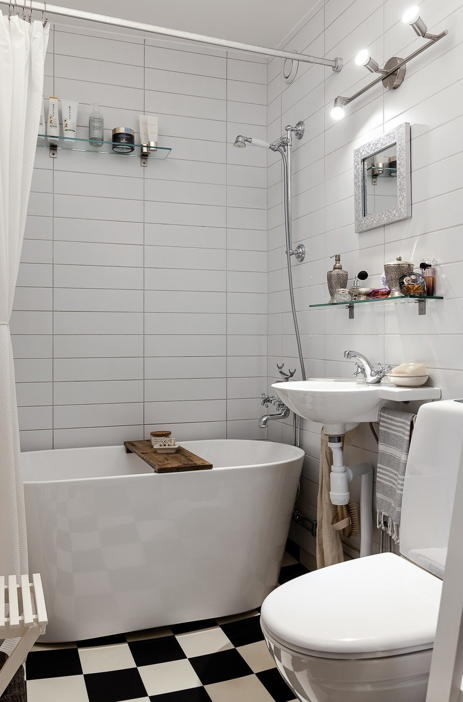 salle de bain design sol à damier décoration scandinave