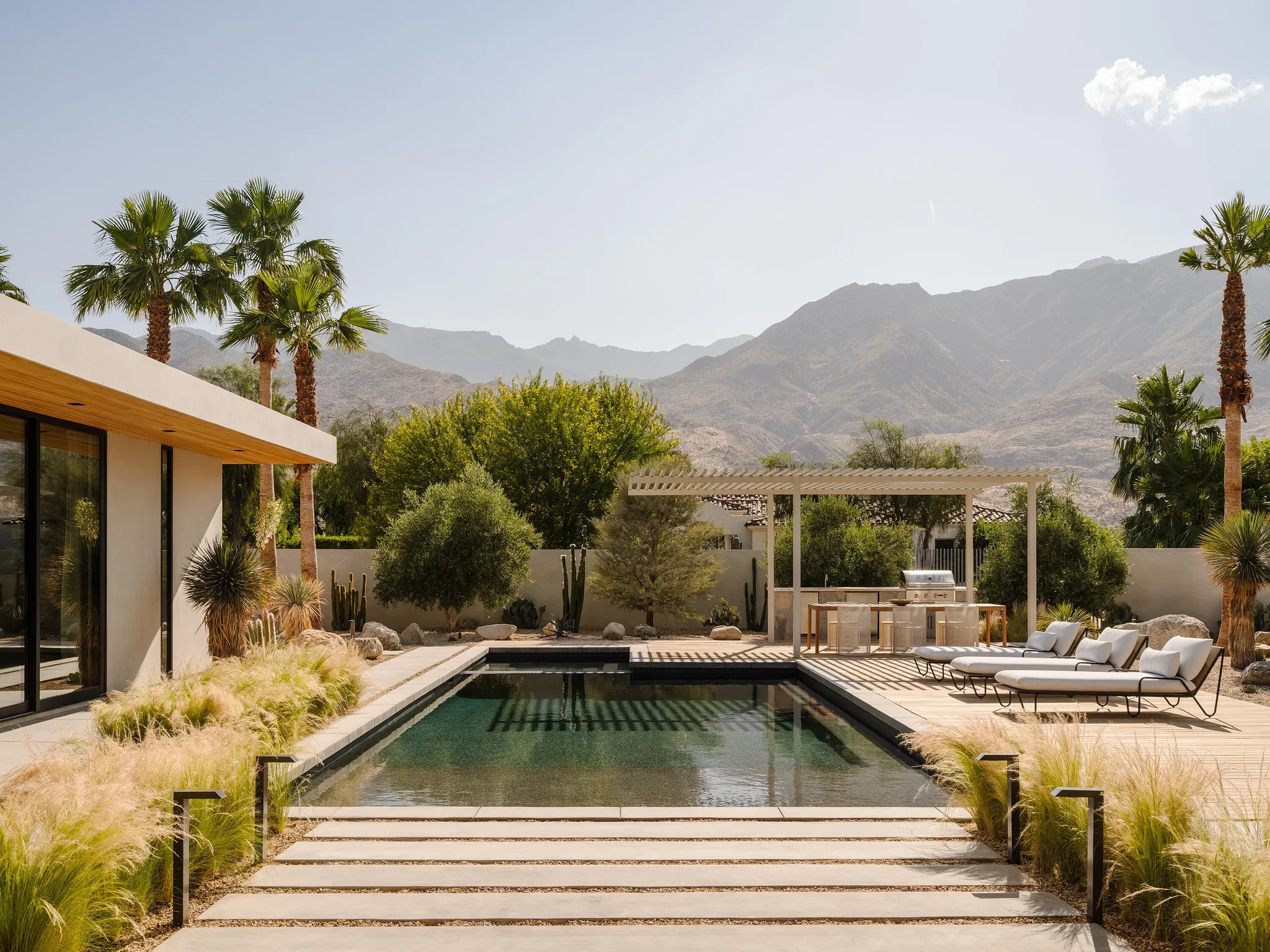 terrasse avec piscine et pergola maison contemporaine