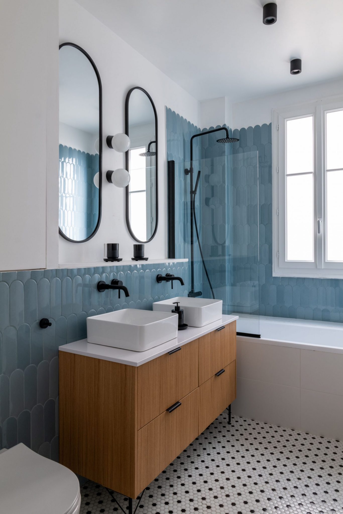 salle de bain bleue et bois 