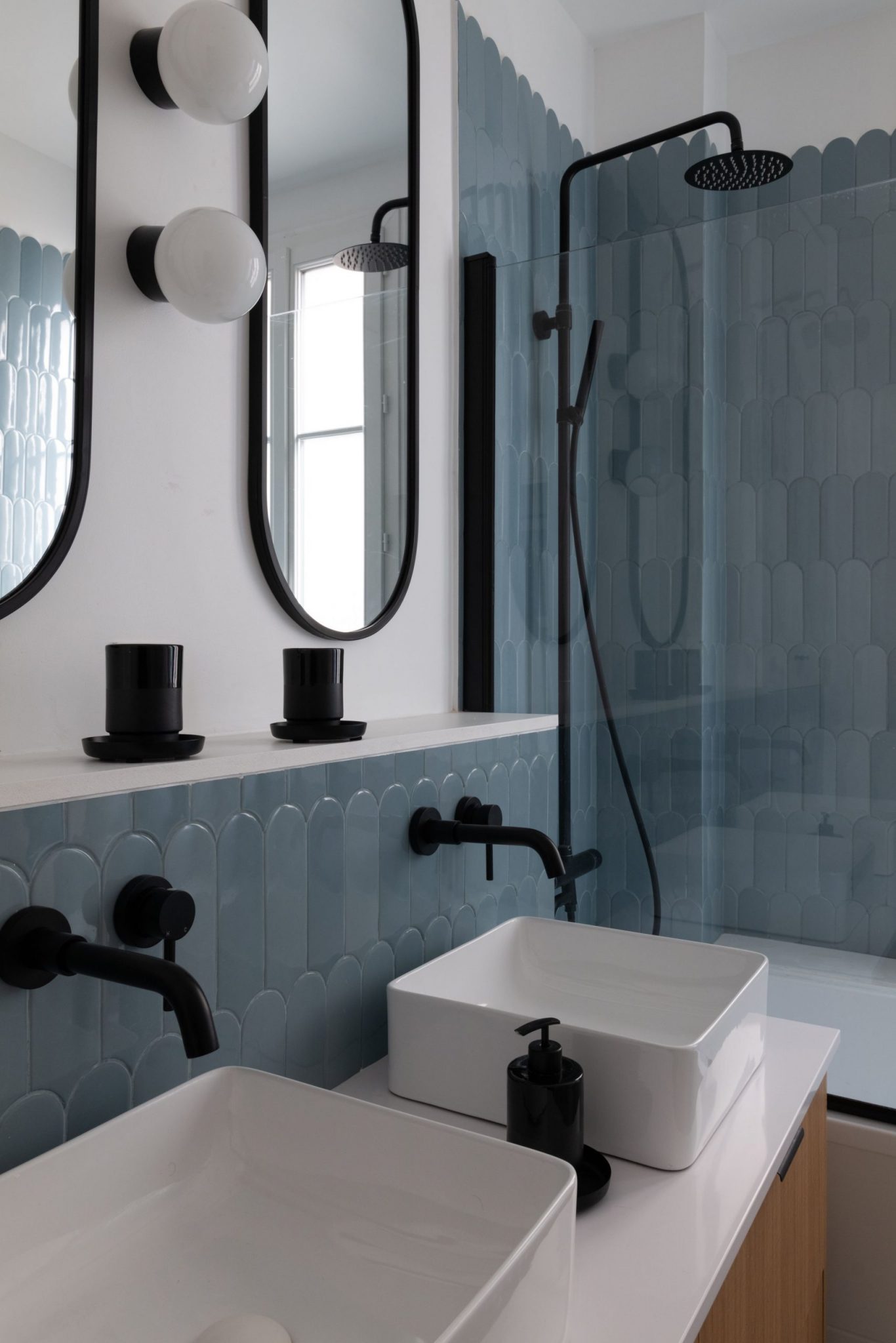 salle de bain bleue et bois décoration contemporaine