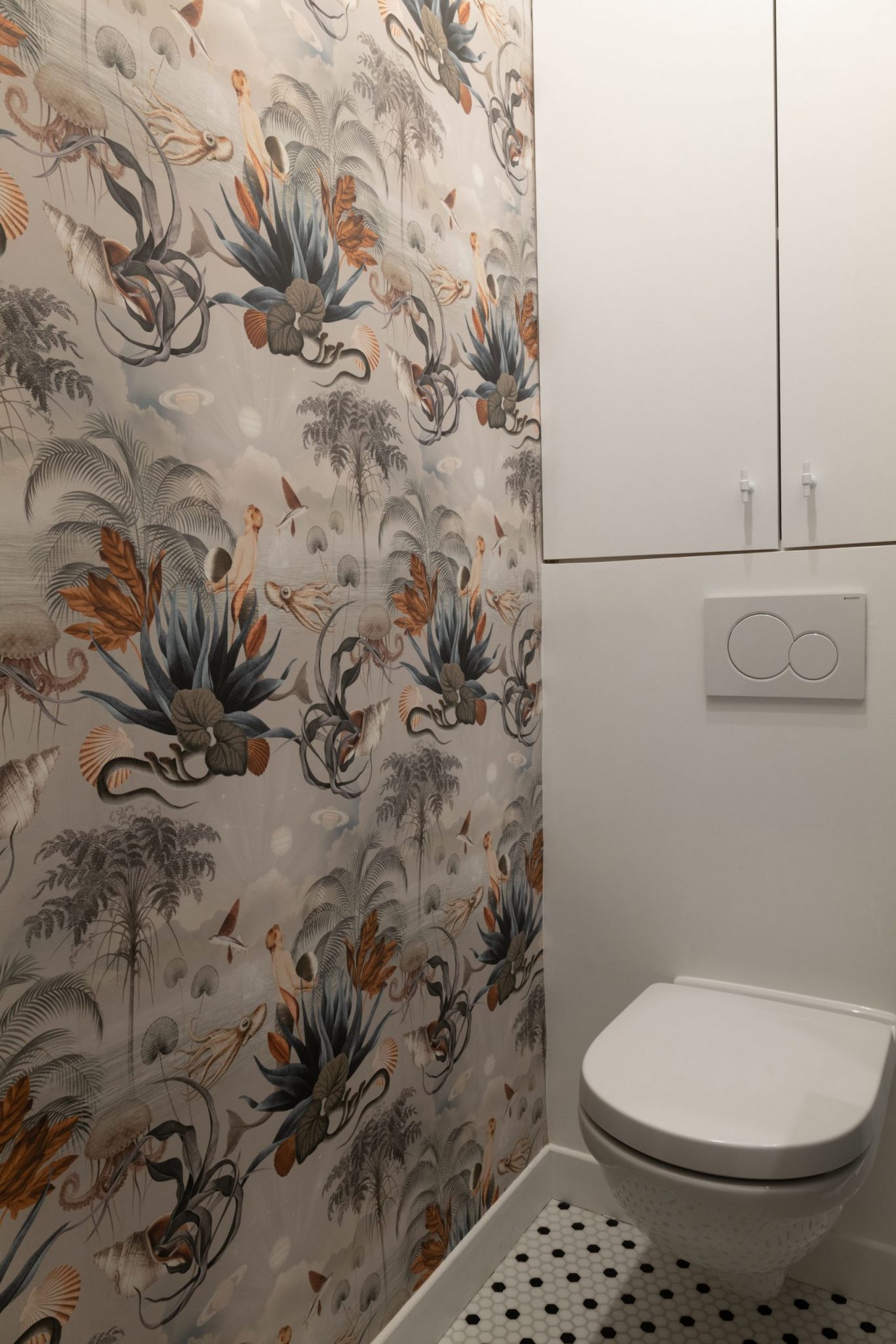 toilettes avec papier-peint singe