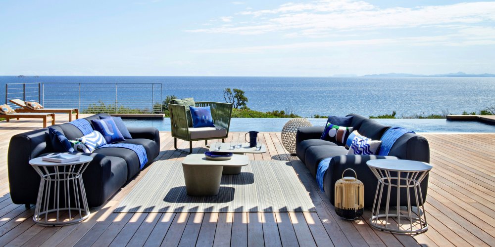 terrasse bois avec piscine et vue mer