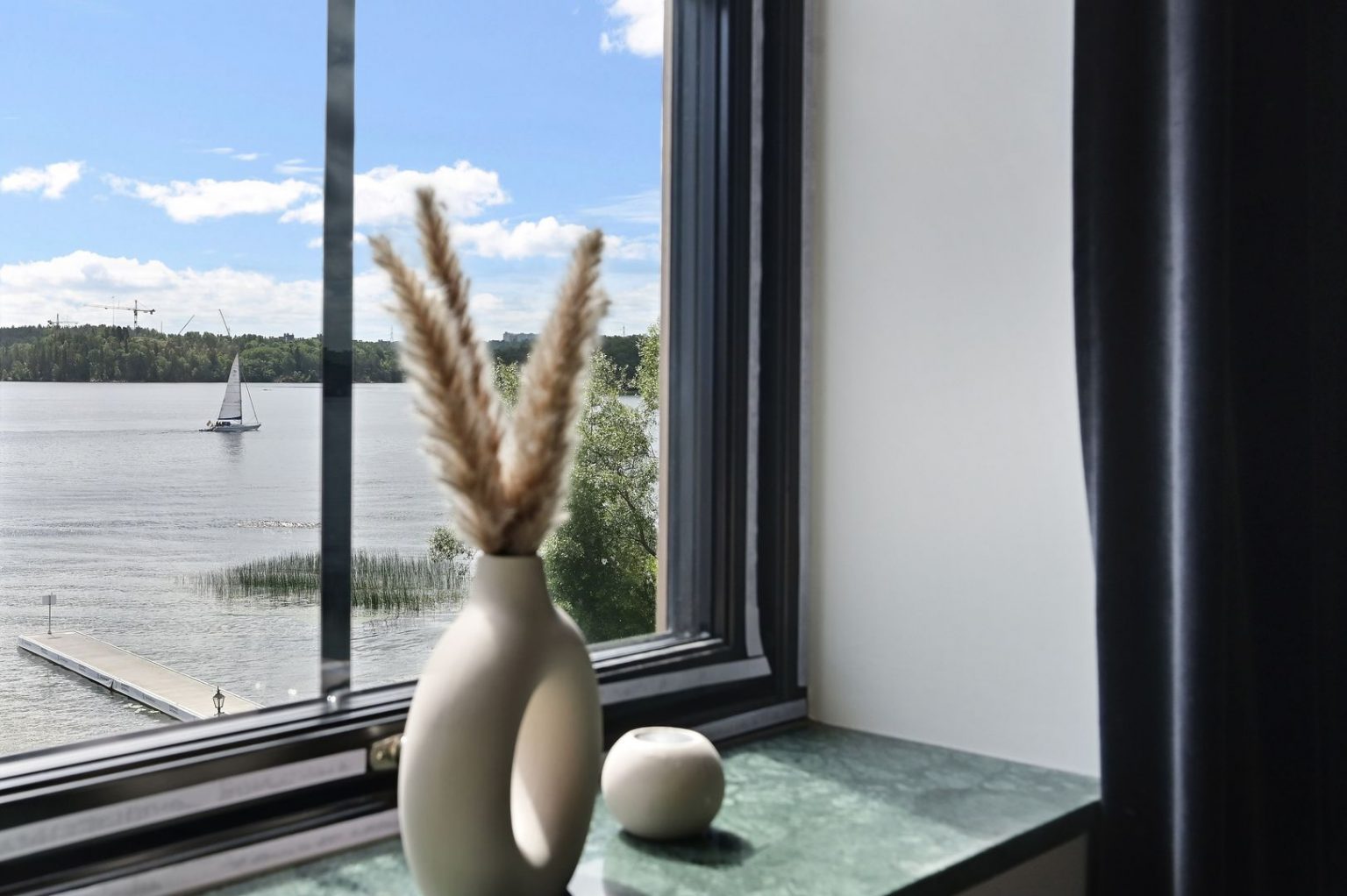 fenêtre avec vue sur le lac