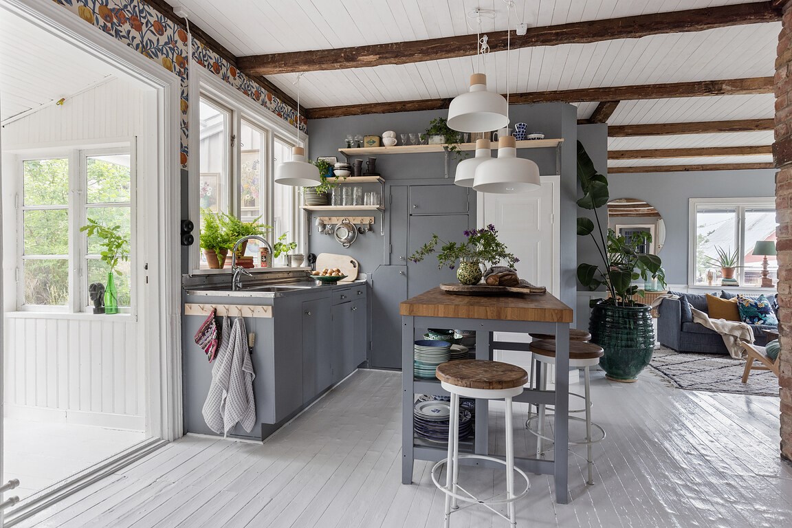 cuisine avec poutres et papier-peint décoration scandinave