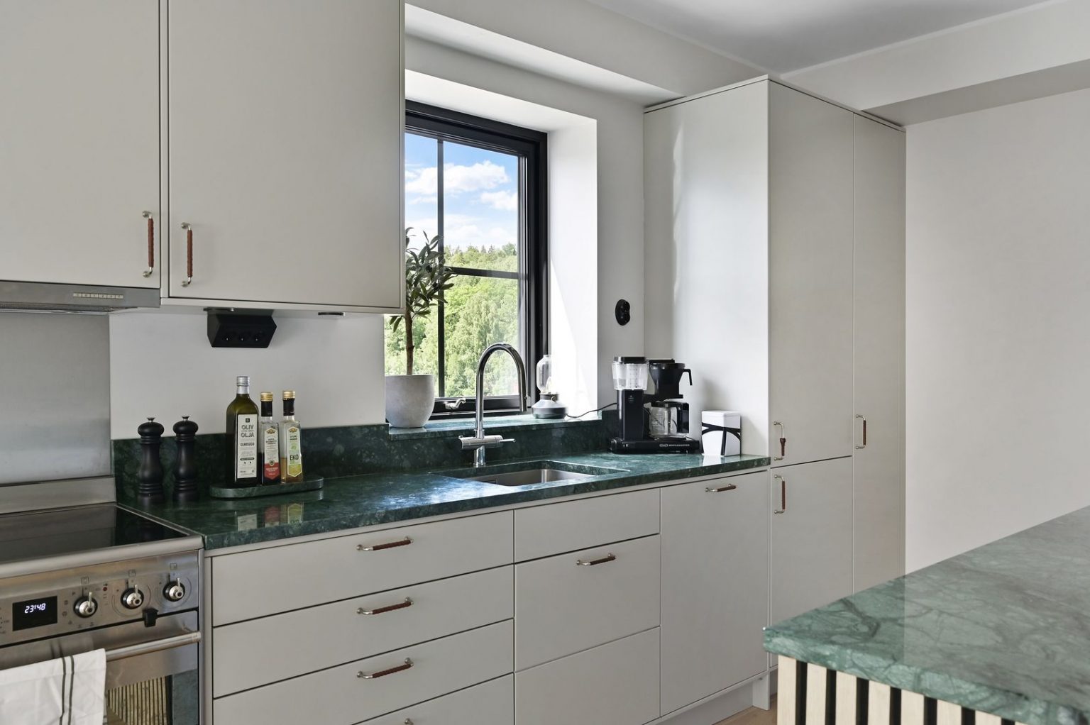 cuisine plan de travail marbre vert appartement 56m2 décoration design