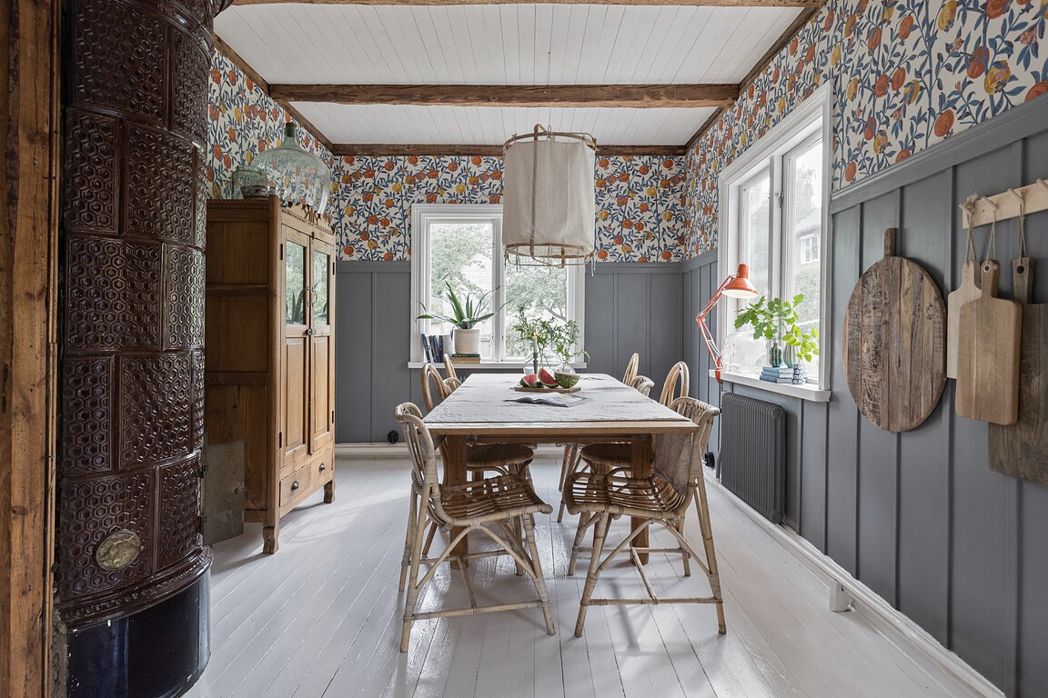 salle à manger avec poutres et papier-peint décoration scandinave