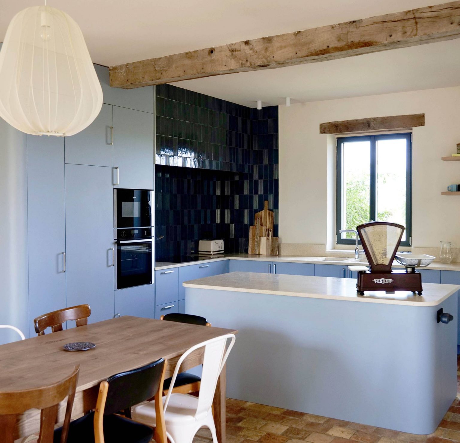 cuisine design bleue maison de campagne France