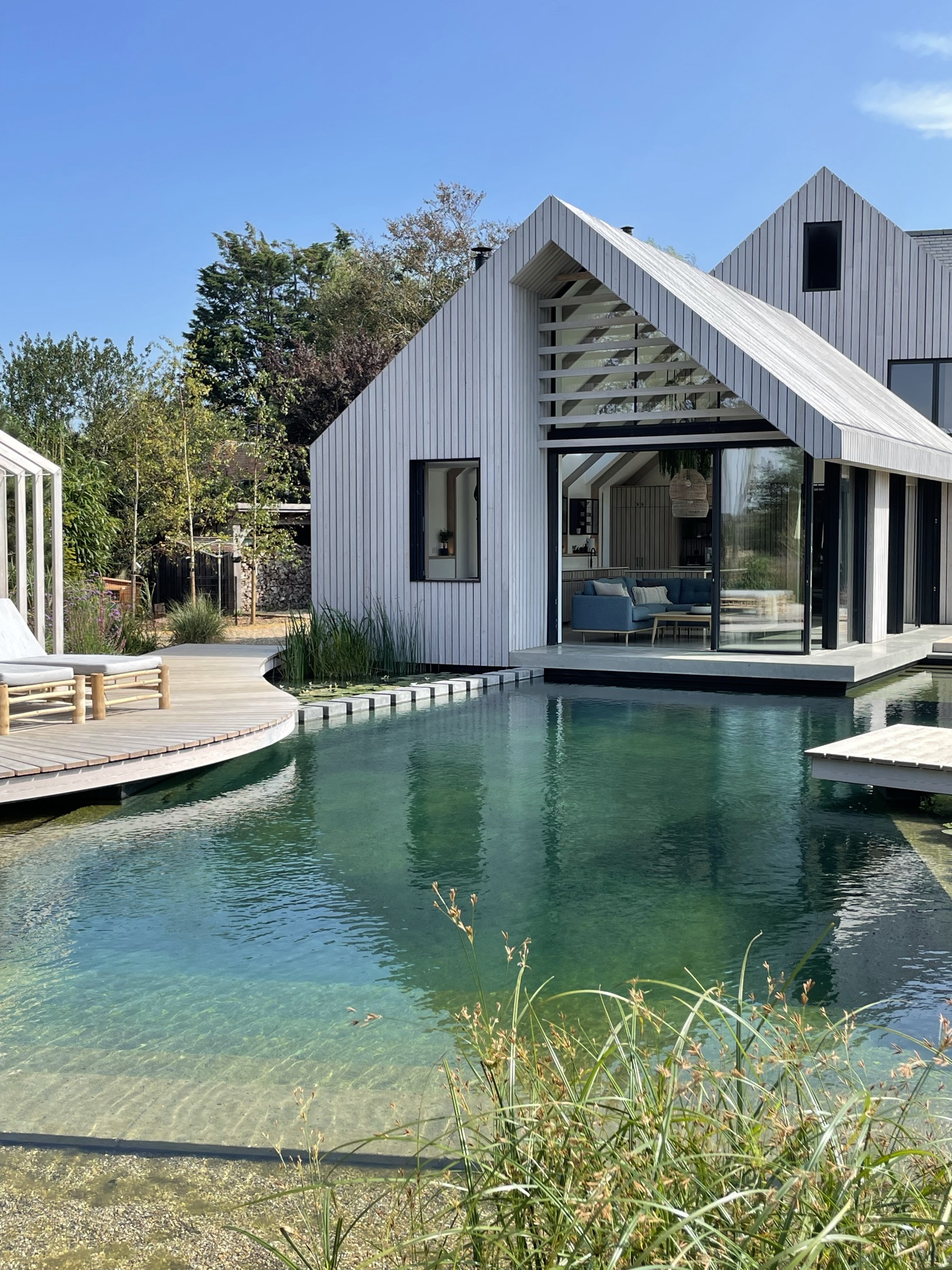 maison écologique avec étang de baignade