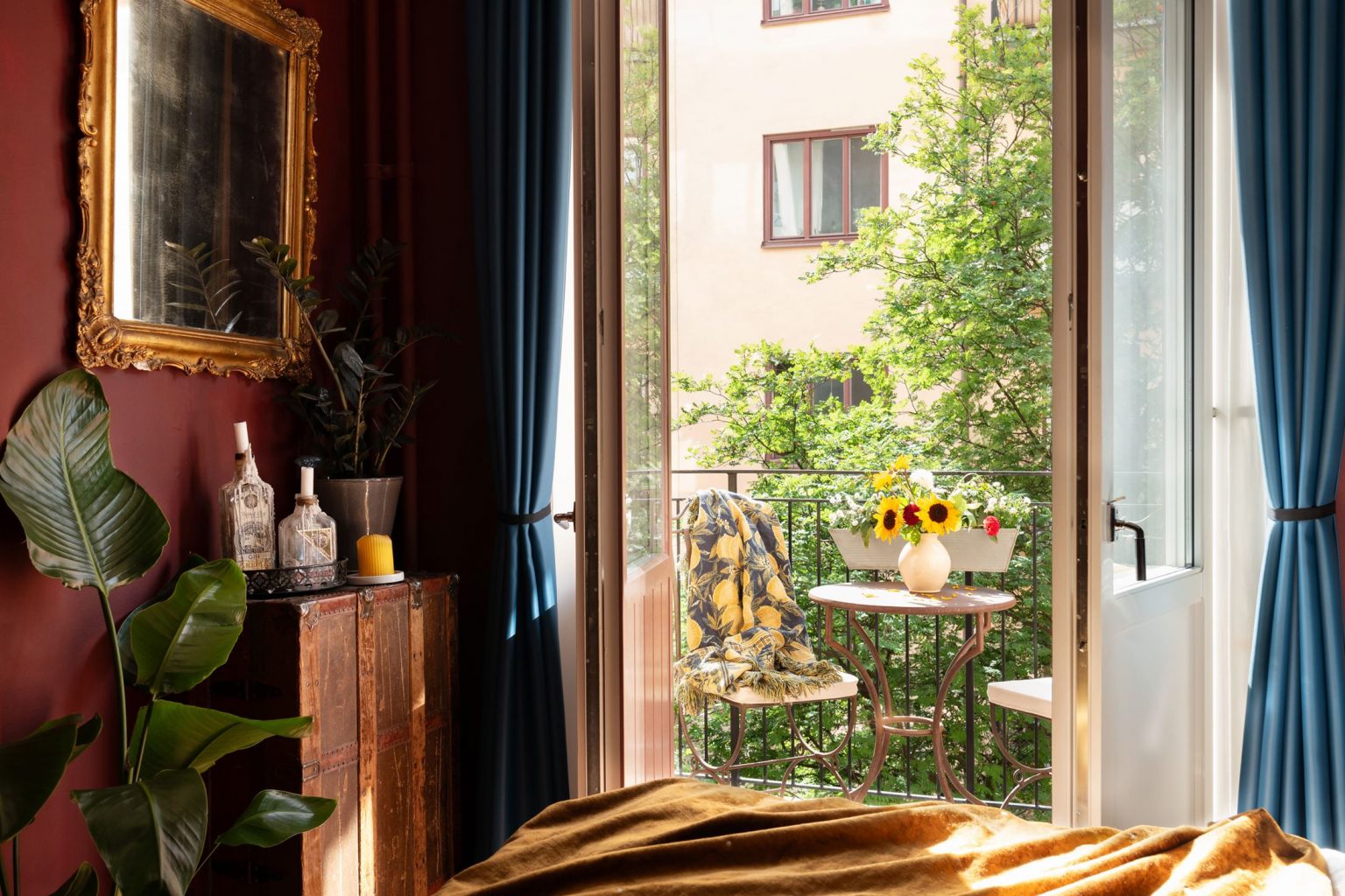 chambre avec miroir doré et balcon décoration vintage