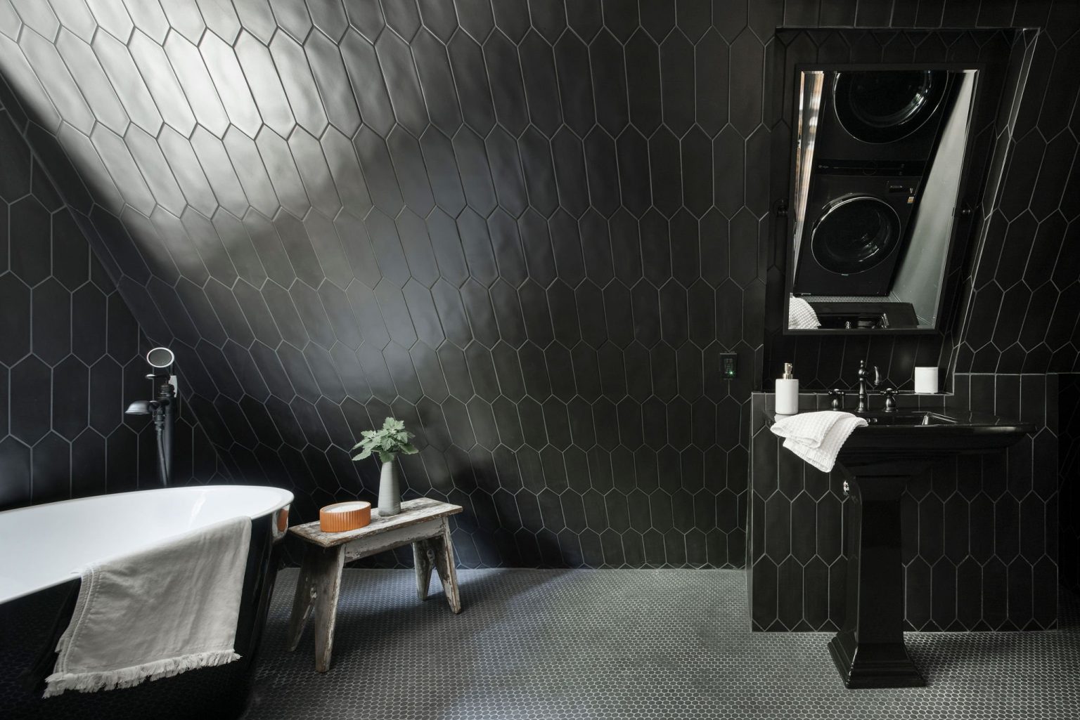 salle de bain mansardée décoration noire