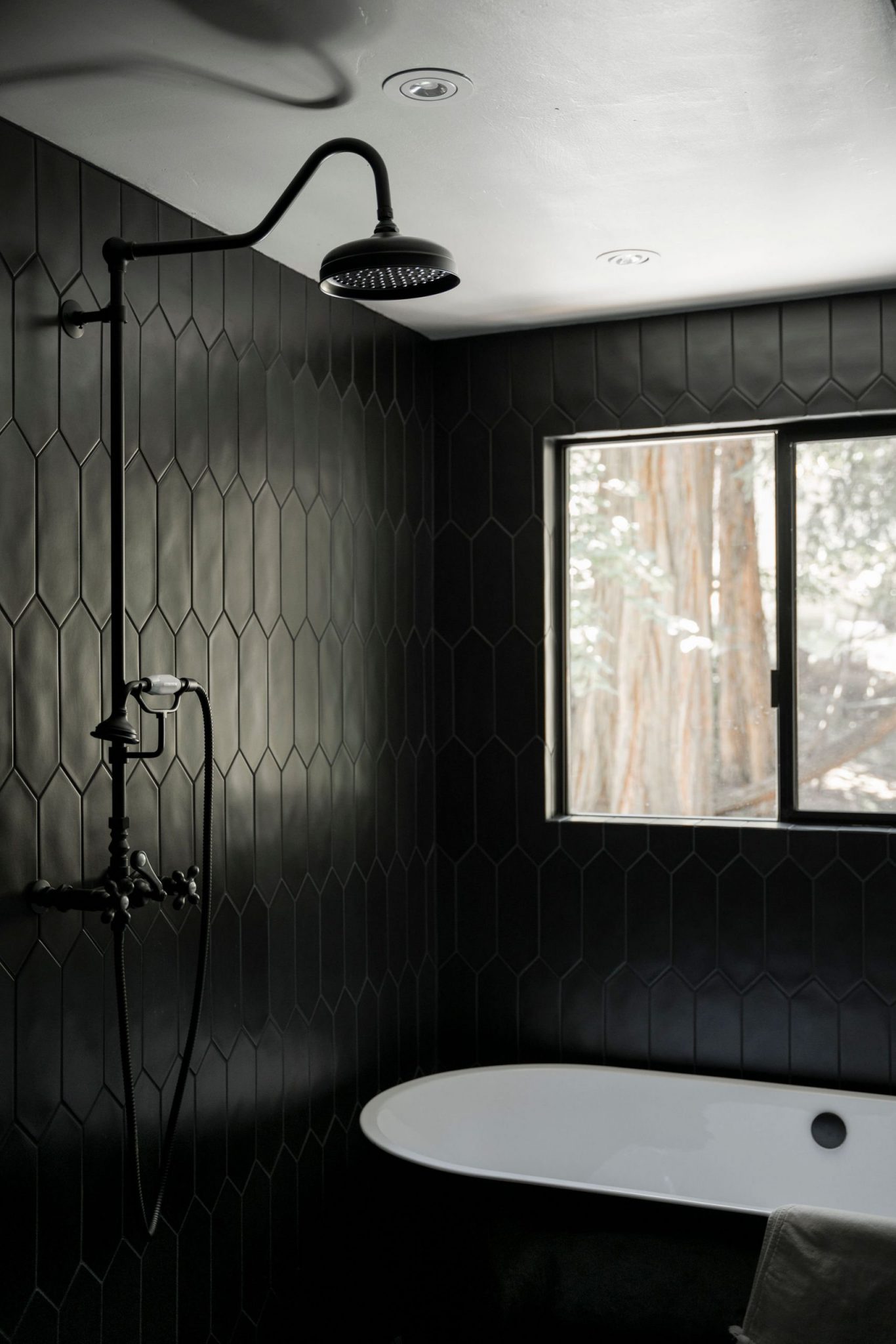 salle de bain design décoration noire maison A-Frame