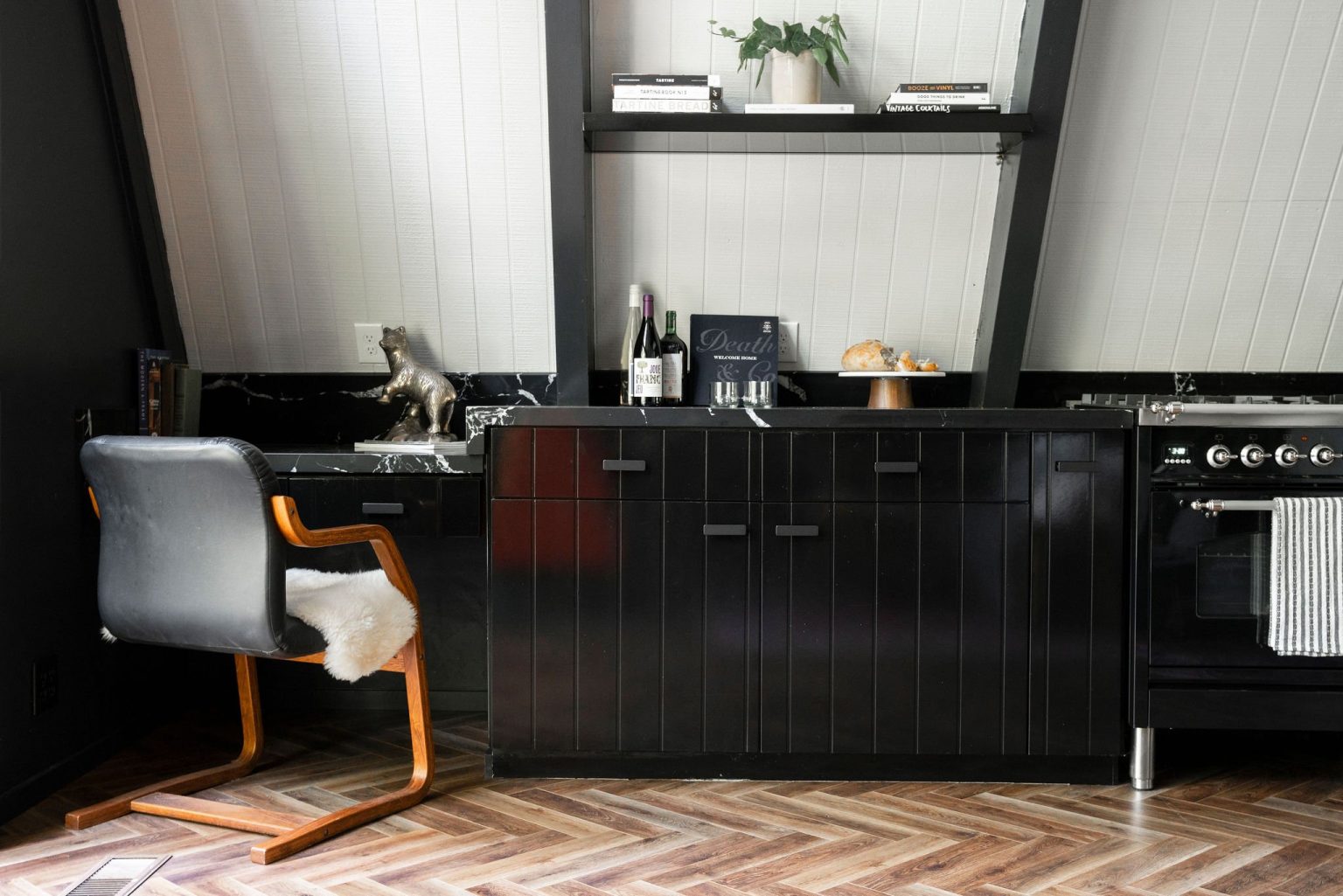 cuisine design noire avec espace bureau