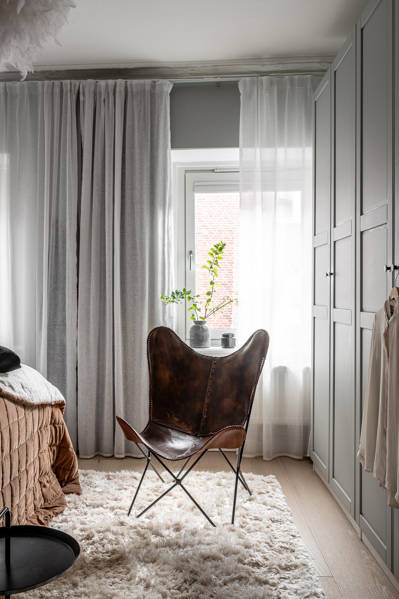 chambre avec fauteuil papillon décoration scandinave
