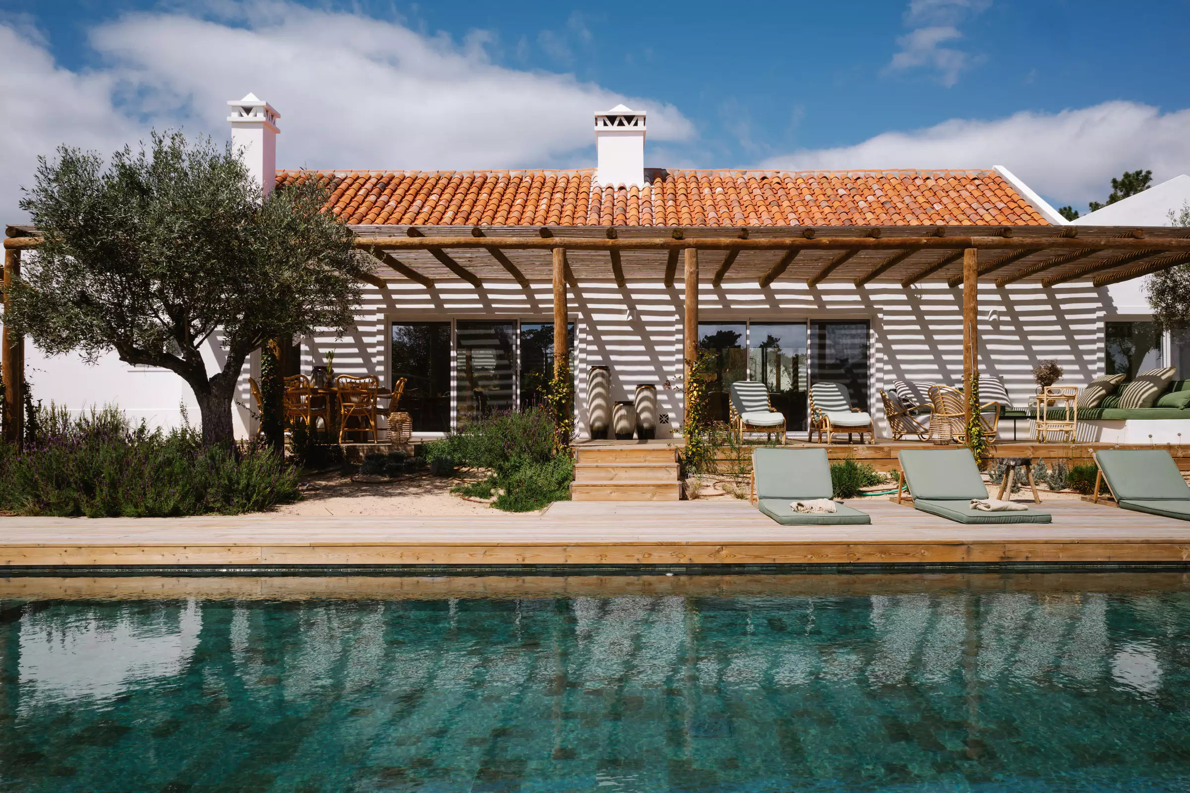 piscine et terrasse avec pergola bois maison de plage Comporta