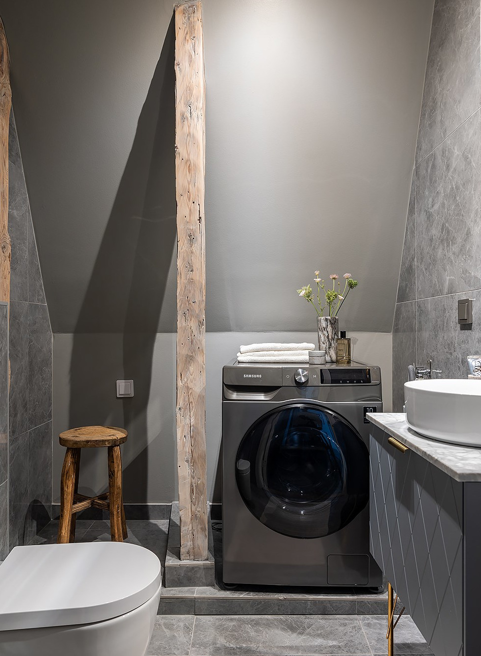 salle de bain avec poutres décoration scandinave grise