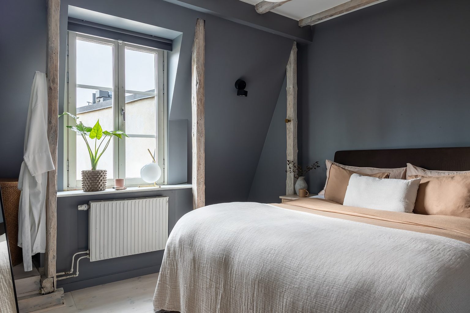 chambre avec poutres décoration scandinave grise