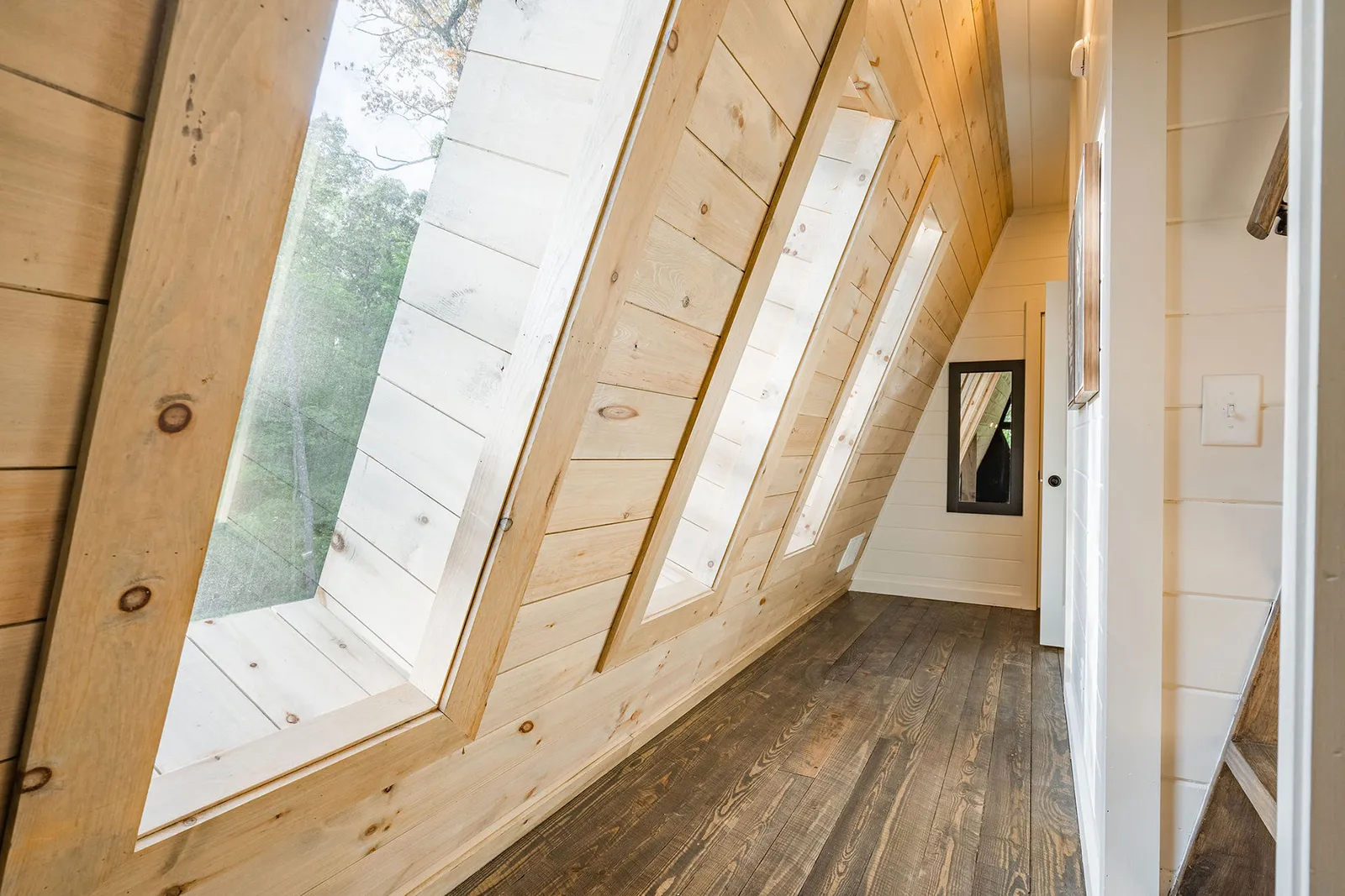 couloir mansardé maison A-Frame en bois