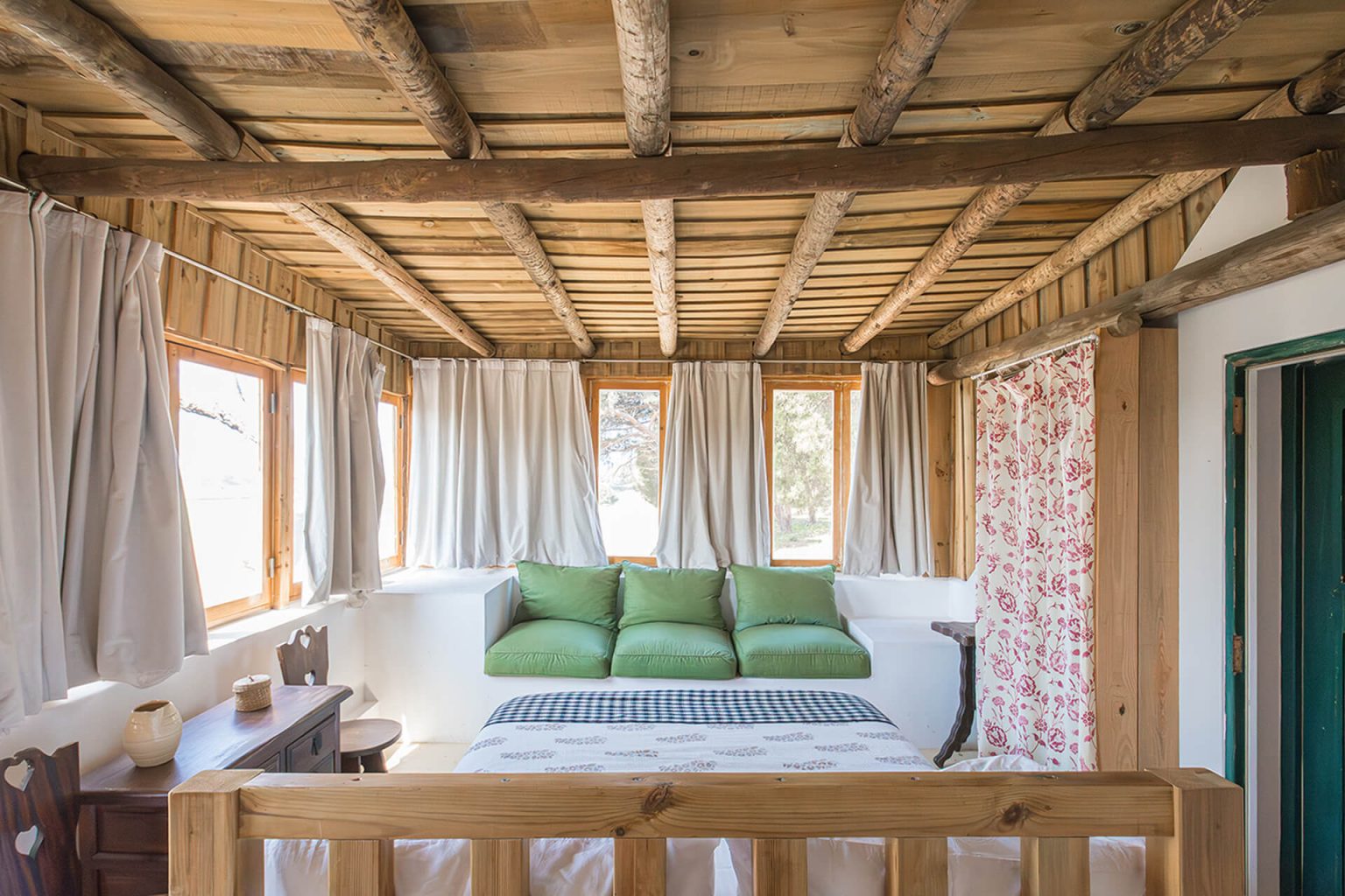 chambre avec plafond en bois