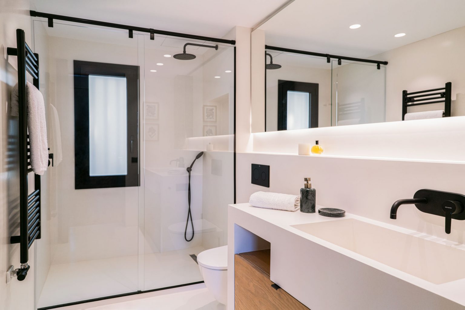 salle de bain blanche et noire décoration design