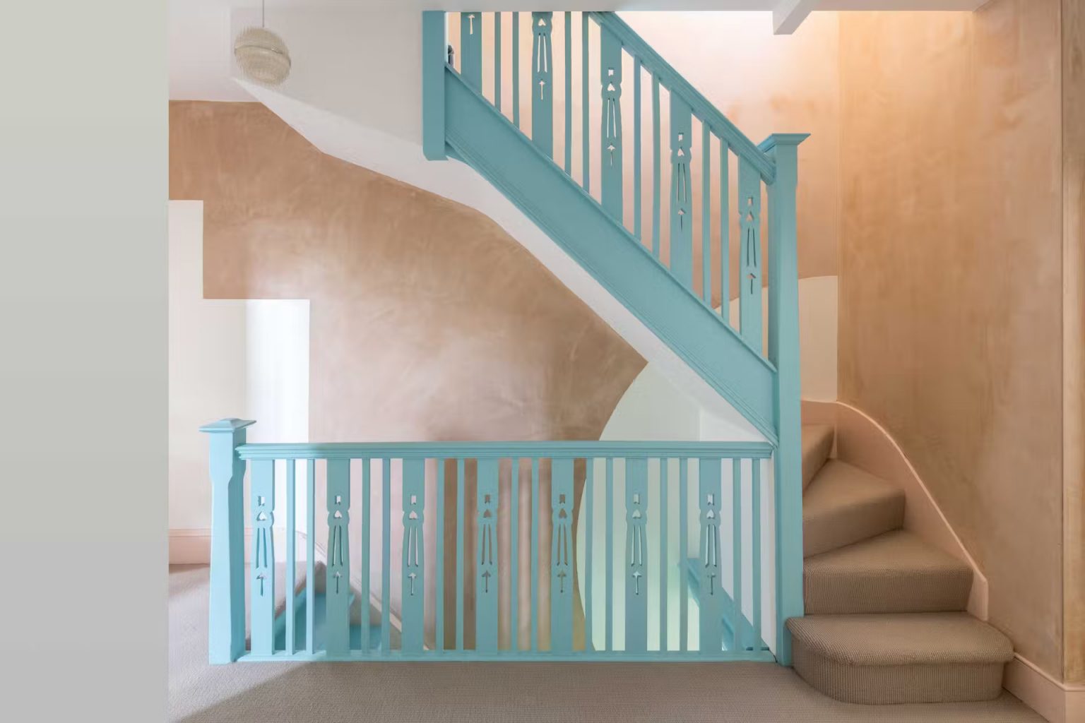escalier décoration design colorée
