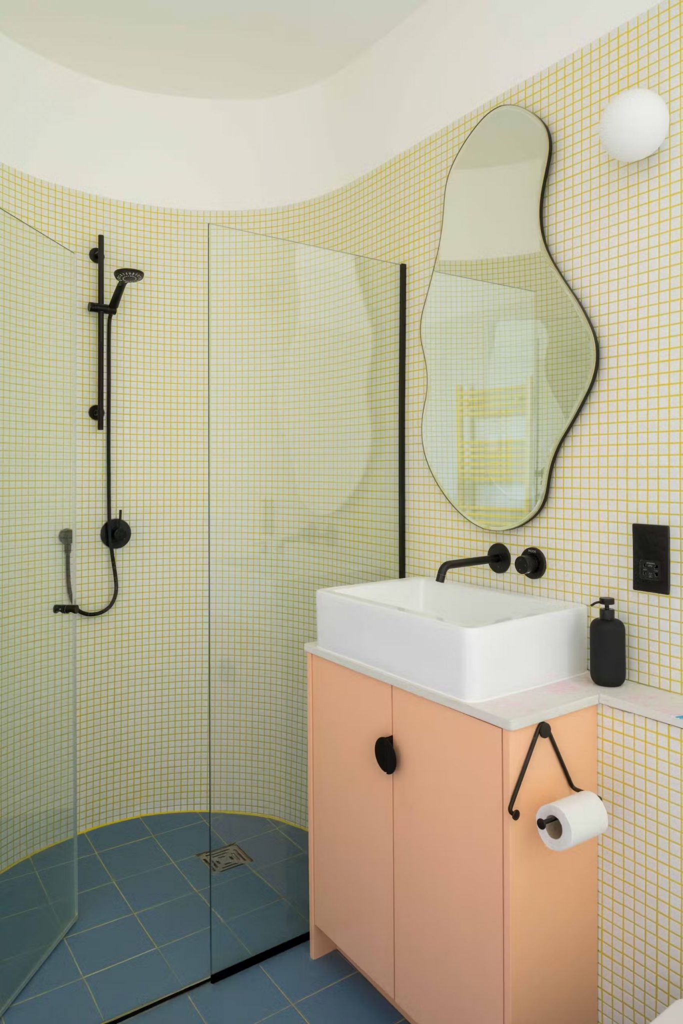 salle de bain décoration design colorée