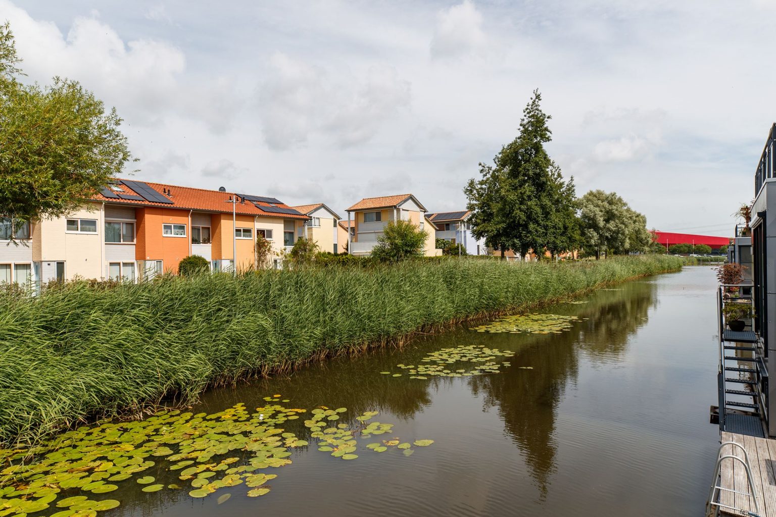 canal Pays-Bas avec maison design sur l'eau
