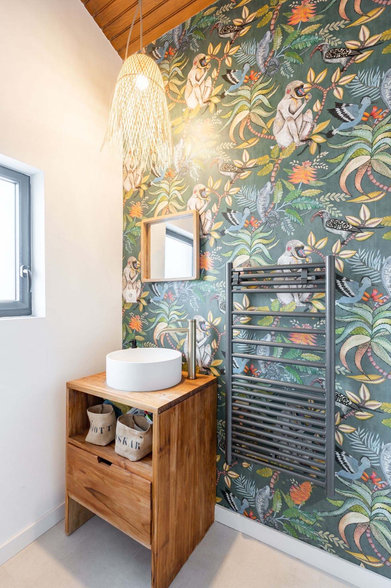 salle de bain avec papier-peint maison rénovée