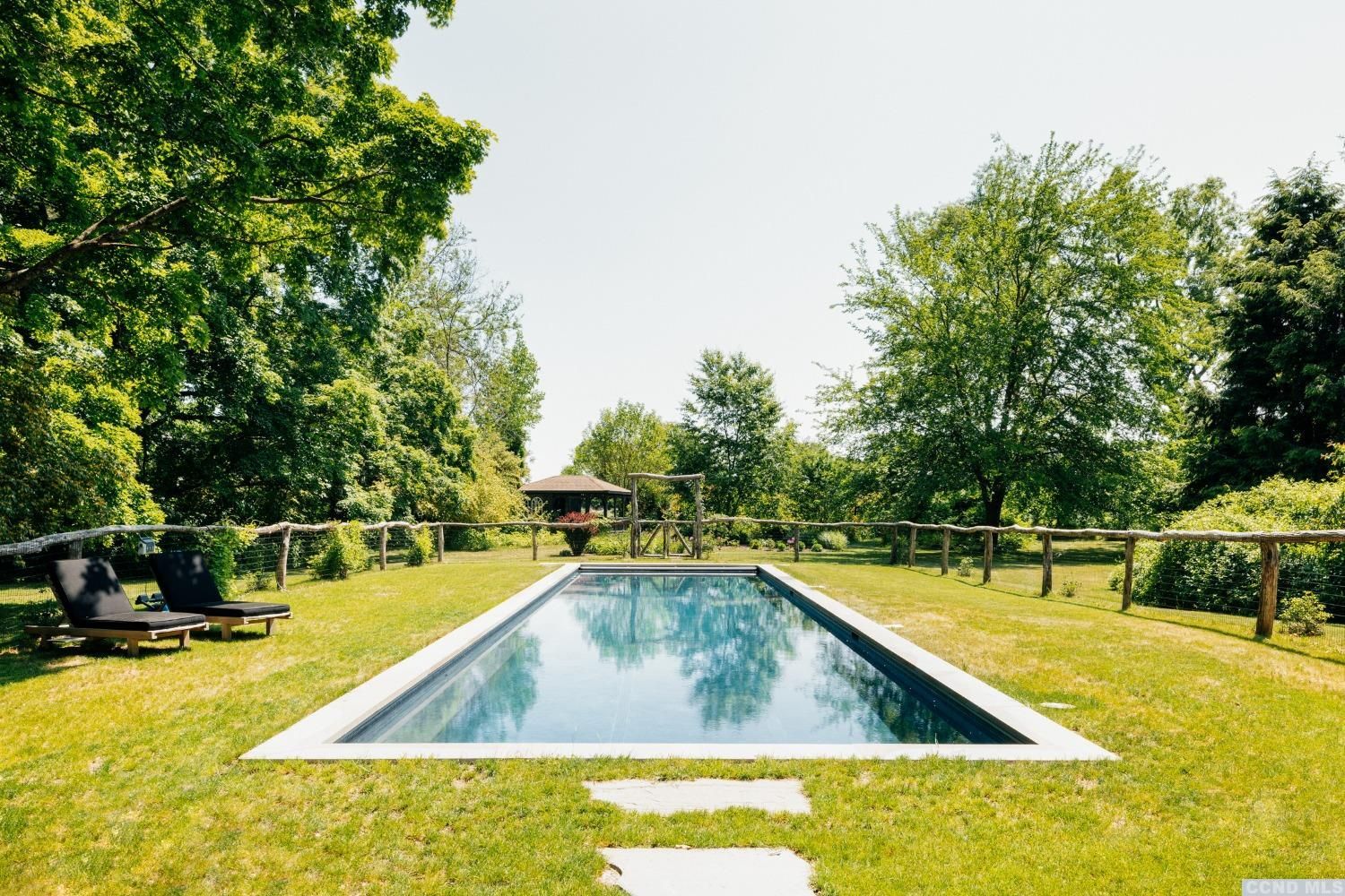 jardin de campagne avec piscine