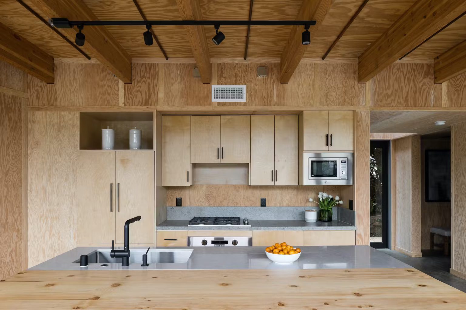 cuisine ouverte maison en bois et béton