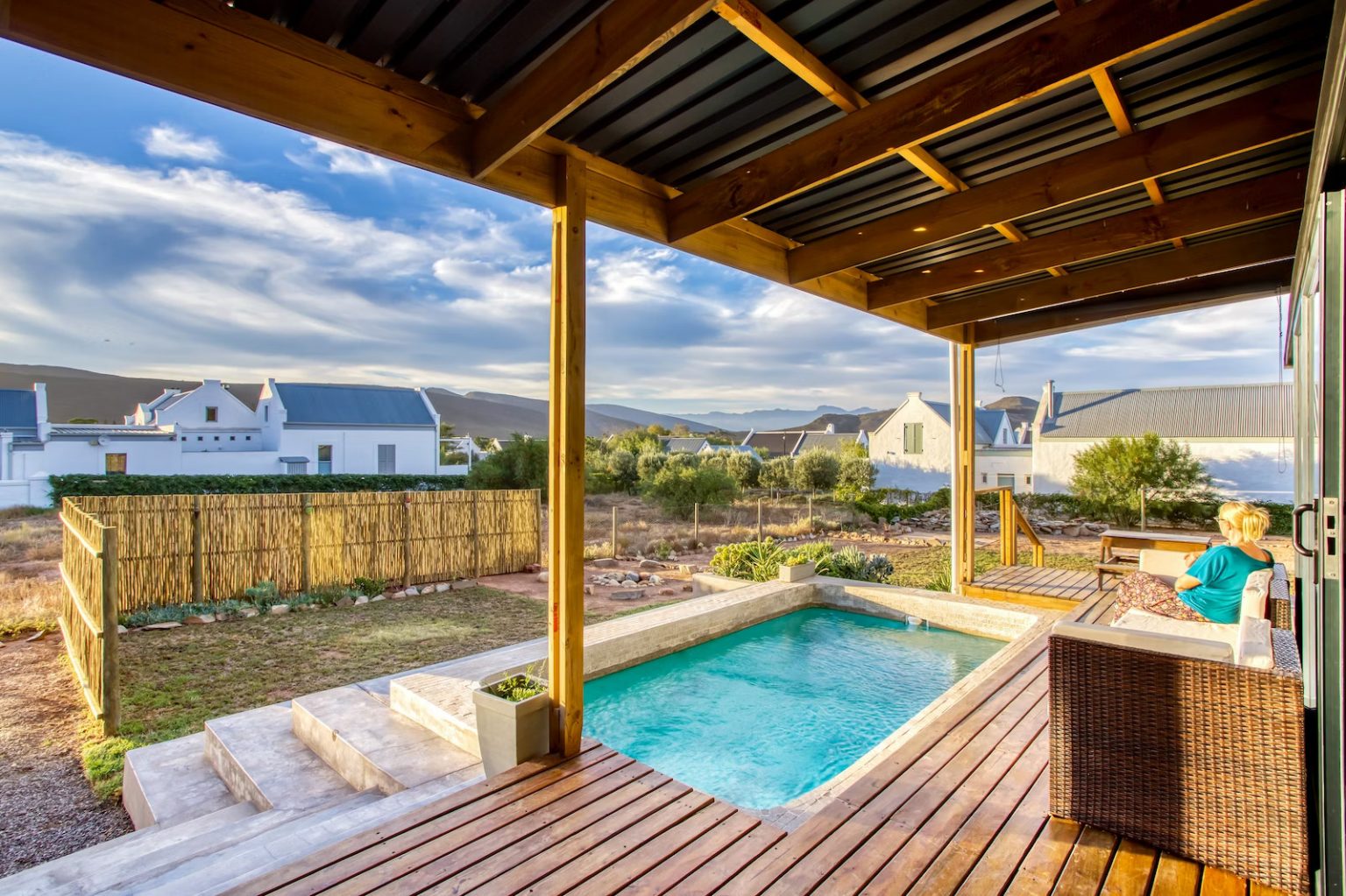 terrasse bois avec petite piscine béton