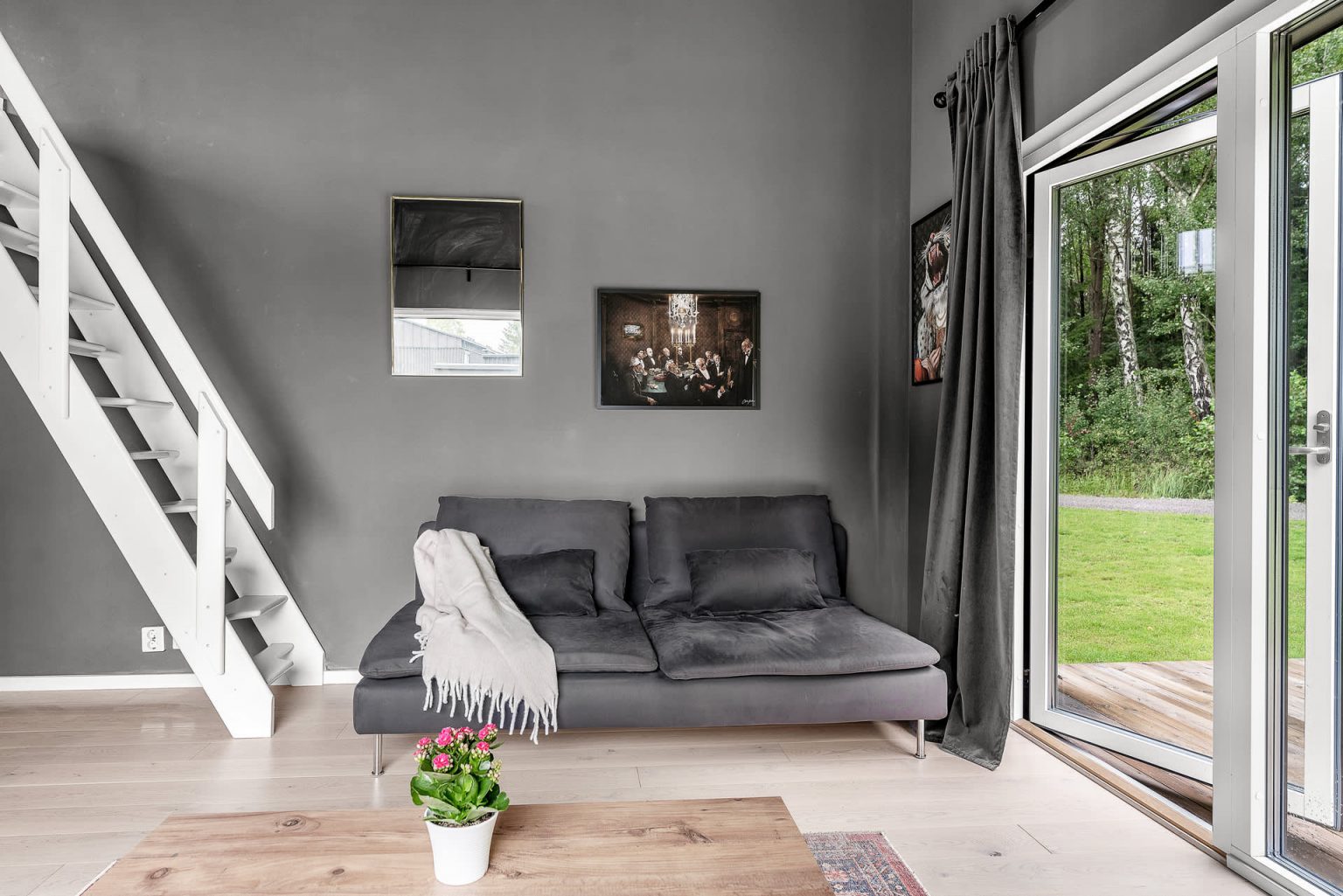 salon design gris avec baies vitrées