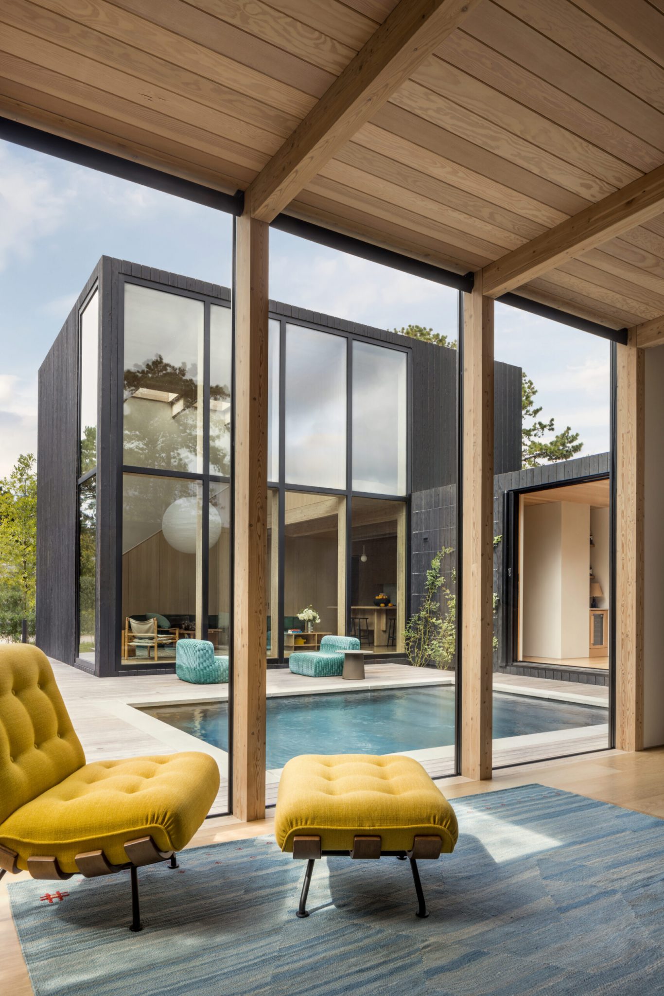 salon décoration design maison contemporaine avec piscine