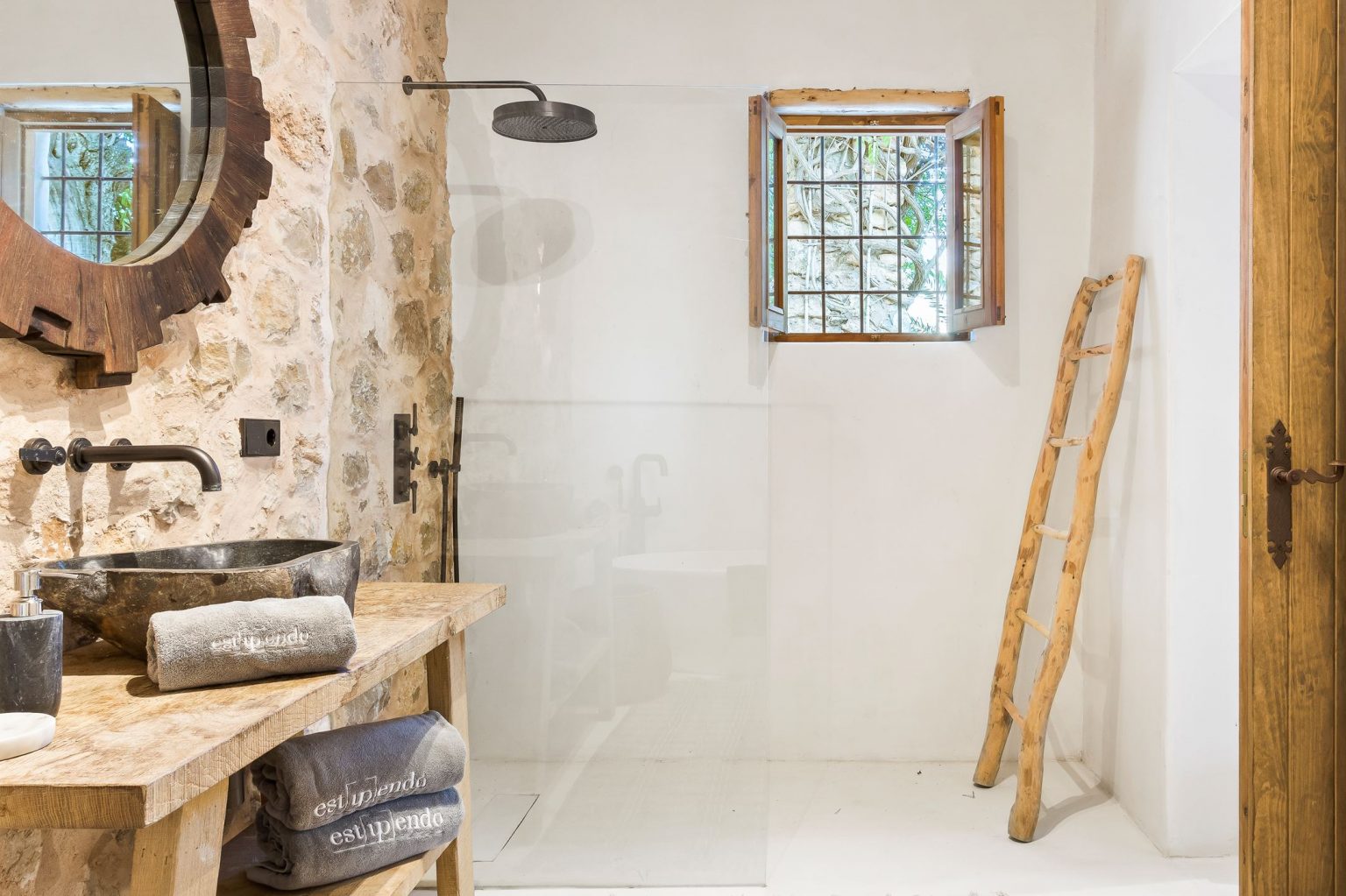salle de bain mur de pierres décoration méditerranéenne