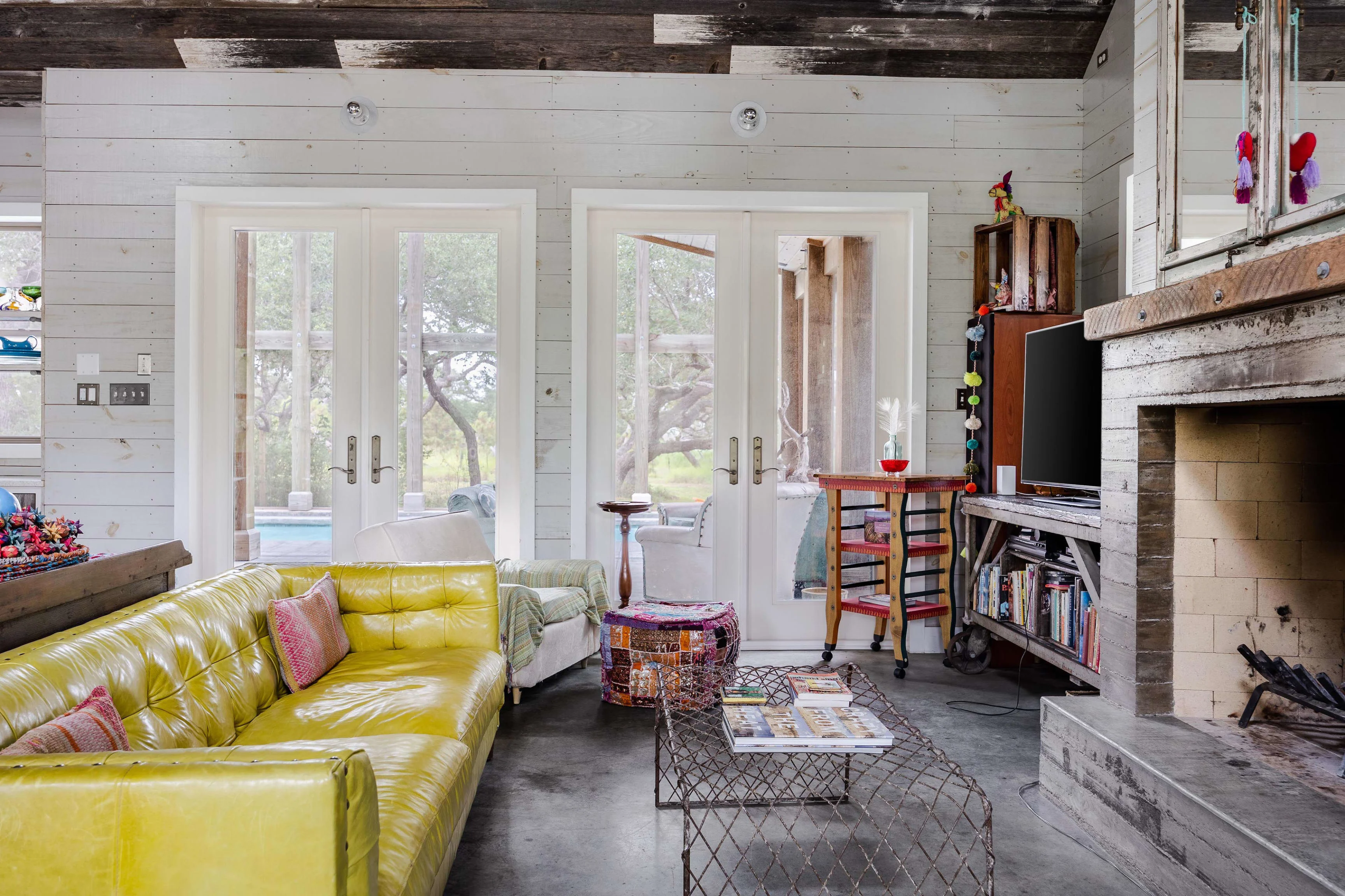 salon avec canapé jaune décoration vintage
